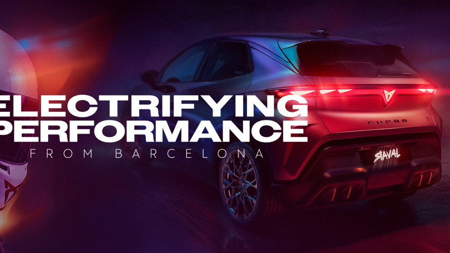 Reklamný vizuál s textom „Electrifying Performance from Barcelona“ zobrazuje vľavo detail jazdca v bielej pretekárskej prilbe v neónovom osvetlení. Vpravo je zadná časť športového auta Cupra s výraznými červenými LED svetlami v nočnej, futuristickej atmosfére. Celý obraz pôsobí dynamicky a zdôrazňuje rýchlosť a výkon.