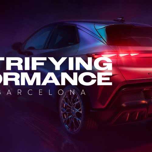 Reklamný vizuál s textom „Electrifying Performance from Barcelona“ zobrazuje vľavo detail jazdca v bielej pretekárskej prilbe v neónovom osvetlení. Vpravo je zadná časť športového auta Cupra s výraznými červenými LED svetlami v nočnej, futuristickej atmosfére. Celý obraz pôsobí dynamicky a zdôrazňuje rýchlosť a výkon.