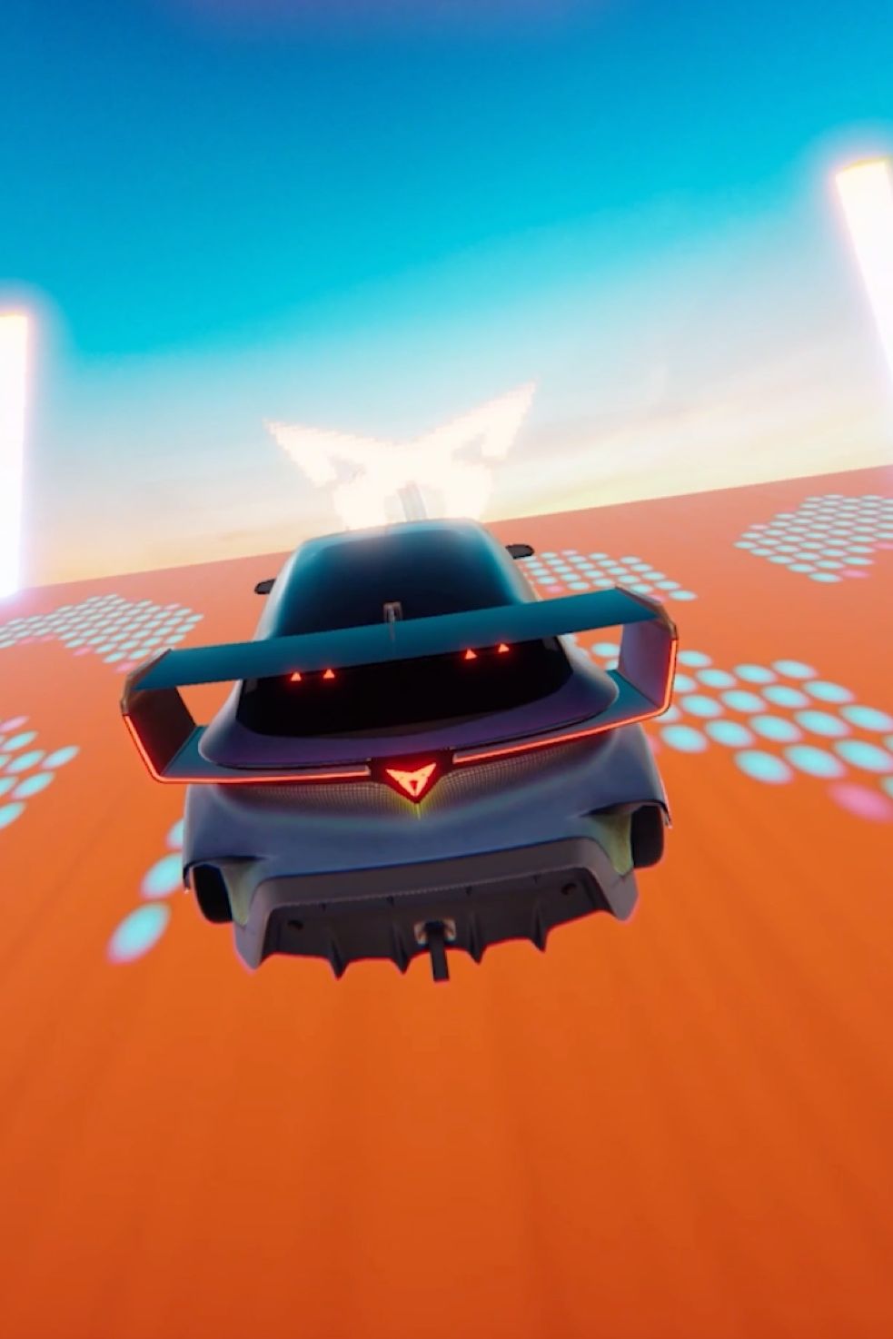 Vysoko futuristické športové auto videné zozadu umiestnené na oranžovej platforme. Svetlá auta svietia, zatiaľ čo na oblohe je viditeľný kaleidoskopický efekt. Celkový vzhľad je moderný a farebný.