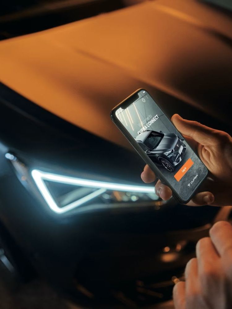 Aplikácia CUPRA CONNECT vám zobrazí nabíjacie stanice vo vašom okolí, stav nabitia, dojazd a mnoho ďalšieho na vašom smartfóne
