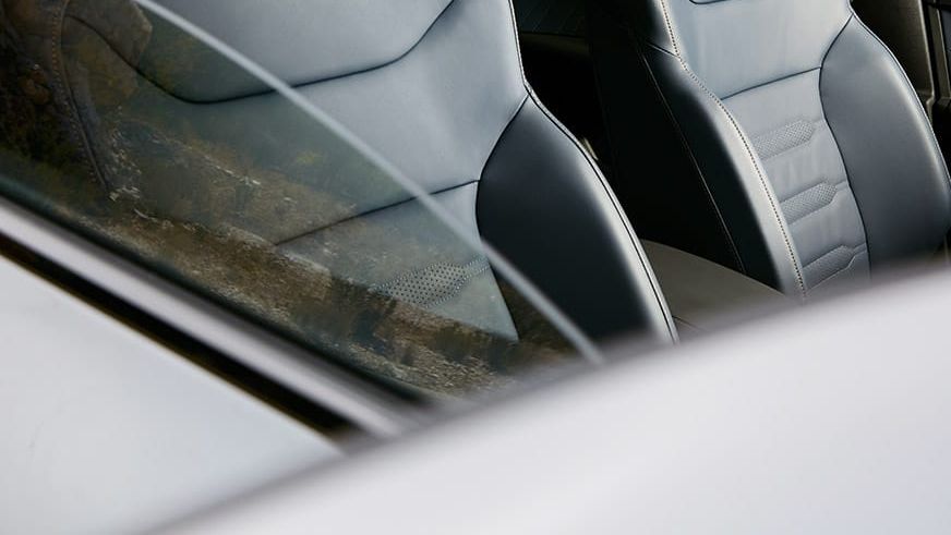 Pohľad predné sedadlá, ktoré majú športový dizajn. Sedadlá sú potiahnuté šedou kožou a majú logo značky CUPRA.