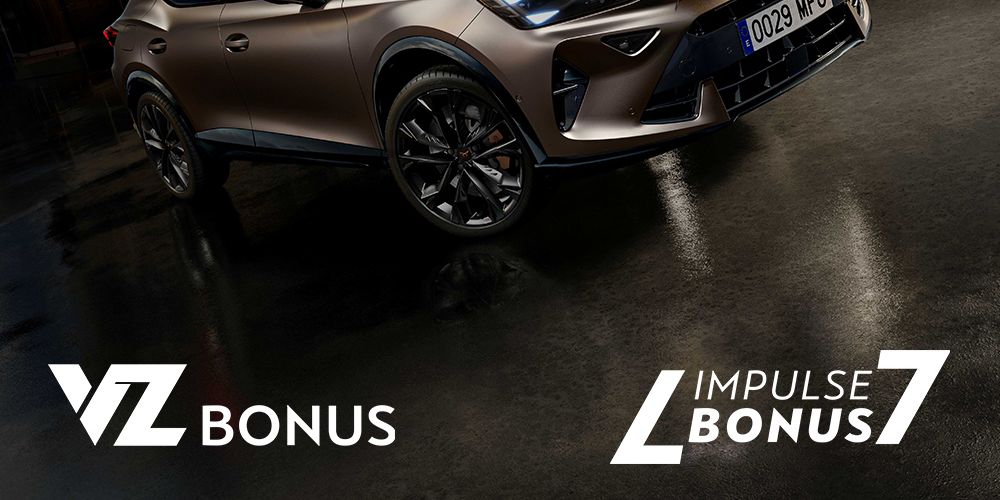 Športový Cupra Formentor VZ v zlatej metalíze stojí pred tmavou modernej budovou. V spodnej časti obrázka sú nápisy "VZ Bonus" a "Impulse Bonus". Na pozadí je odraz svetiel v sklenenej stene budovy.