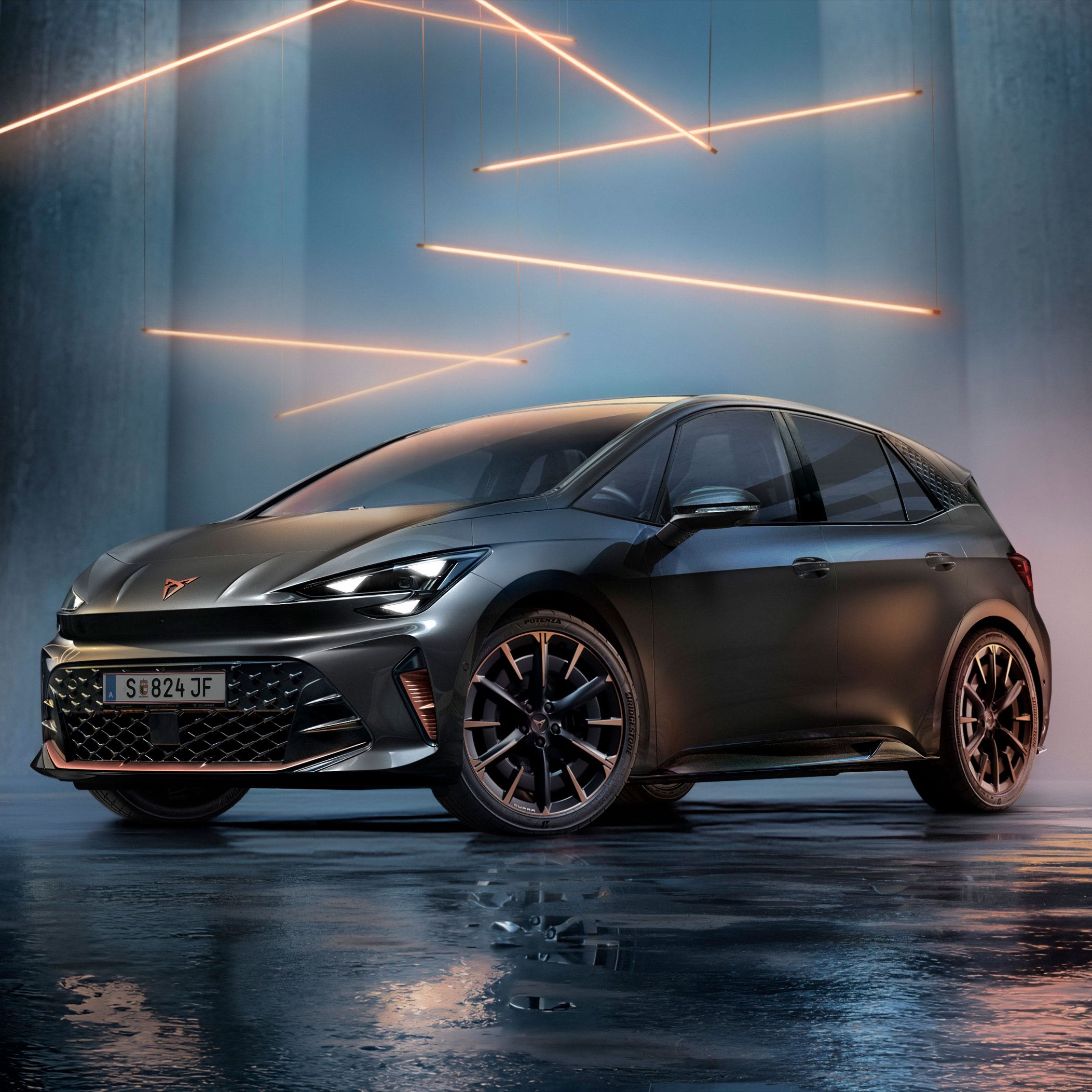 Sivé vozidlo CUPRA Born stojí v modernom, tmavom prostredí s vertikálnymi stĺpmi a svietiacimi LED pásmi. Podlaha je lesklá a odráža vozidlo aj osvetlenie. Auto pôsobí mohutne a elegantne.