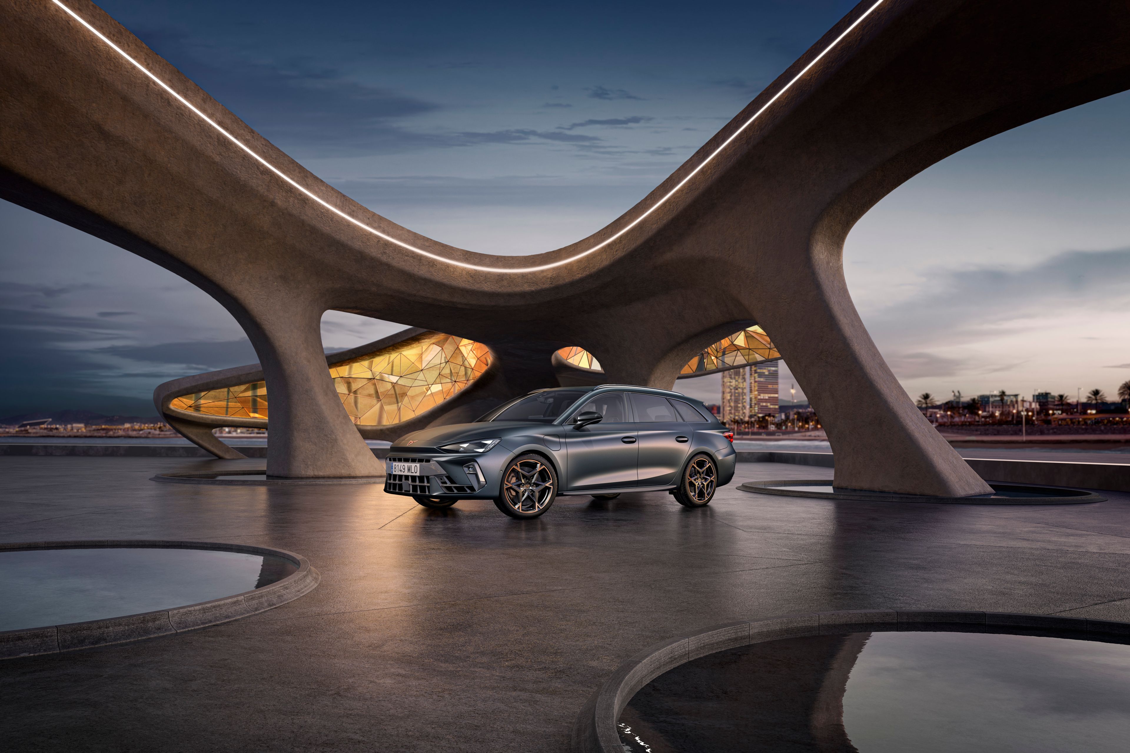 Moderné strieborné auto zaparkované pod futuristickou betónovou konštrukciou s osvetlenými vnútornými priestormi. Podlahu pokrýva niekoľko malých okrúhlych otvorov, ktoré sú naplnené vodou. V pozadí je obloha s mrakmi pri západe slnka.