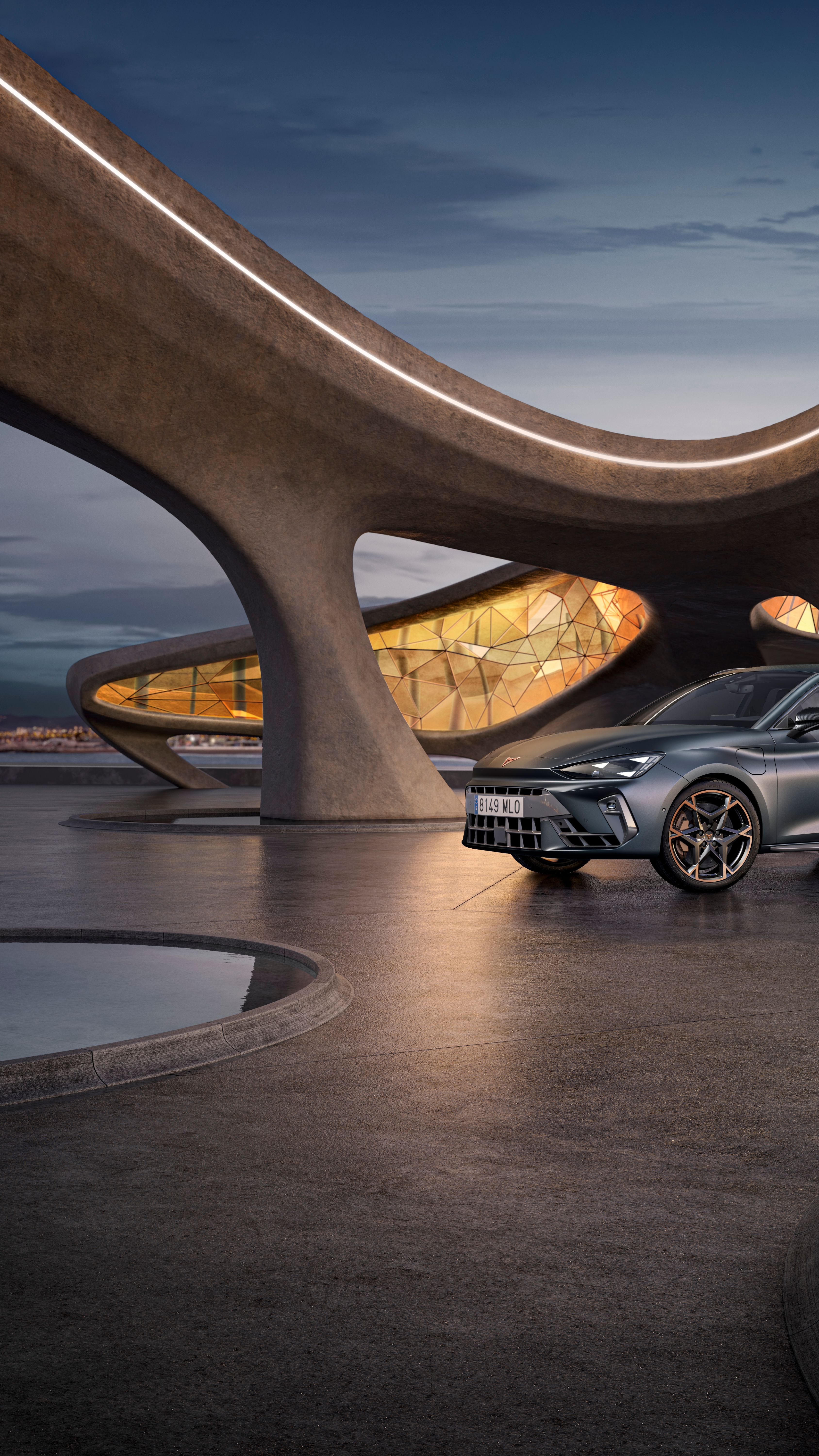 Moderné strieborné auto zaparkované pod futuristickou betónovou konštrukciou s osvetlenými vnútornými priestormi. Podlahu pokrýva niekoľko malých okrúhlych otvorov, ktoré sú naplnené vodou. V pozadí je obloha s mrakmi pri západe slnka.