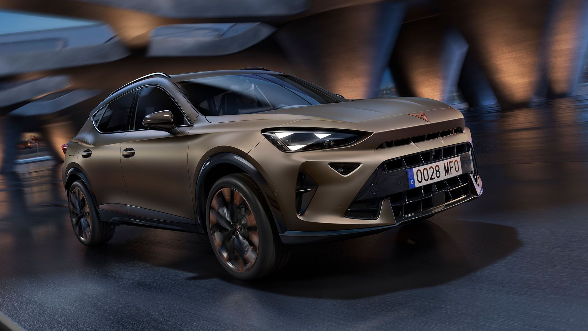 Moderné SUV Cupra Formentor jazdí vysokou rýchlosťou po osvetlenej ceste v mestskom prostredí. Má dynamický a športový dizajn.