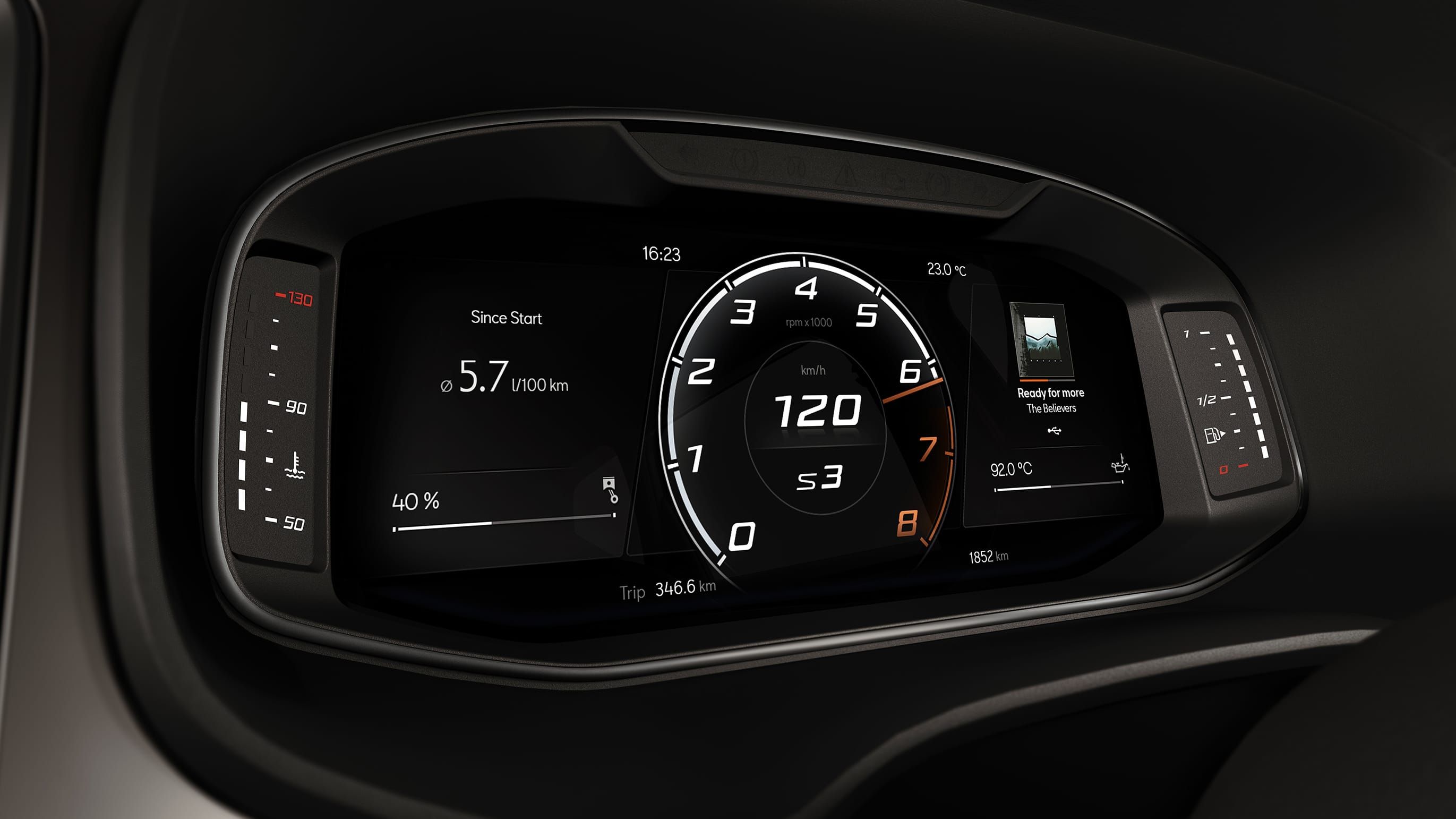 Digitálny displej prístrojového panela automobilu zobrazuje aktuálnu rýchlosť, prejdenú vzdialenosť, spotrebu paliva a ďalšie údaje. Rýchlosť je zvýraznená veľkým stredovým ukazovateľom. Na obrazovke sú zobrazené aj teploty a indikátory navigácie.
