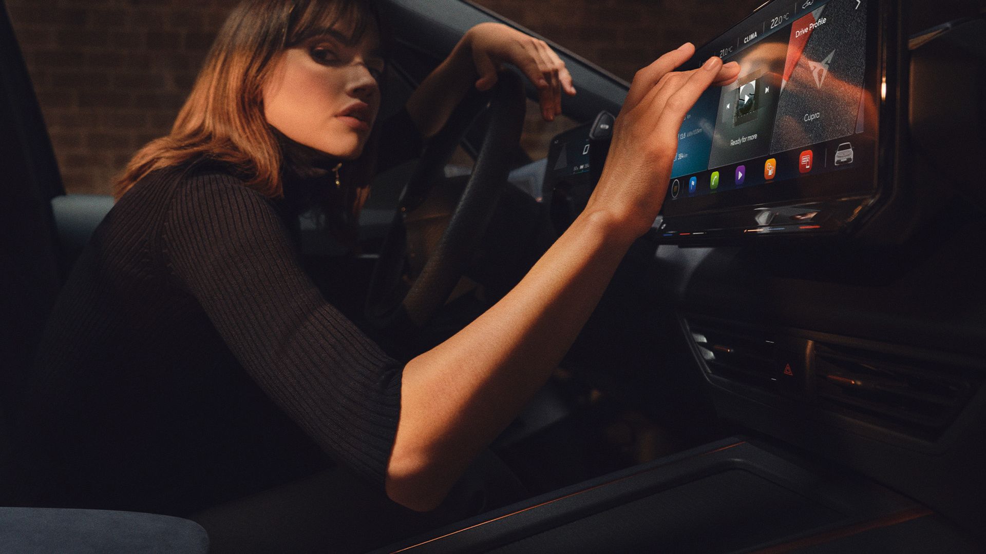 Žena vo vozidle CUPRA Born používa displej prístrojového panela systému infotainment 