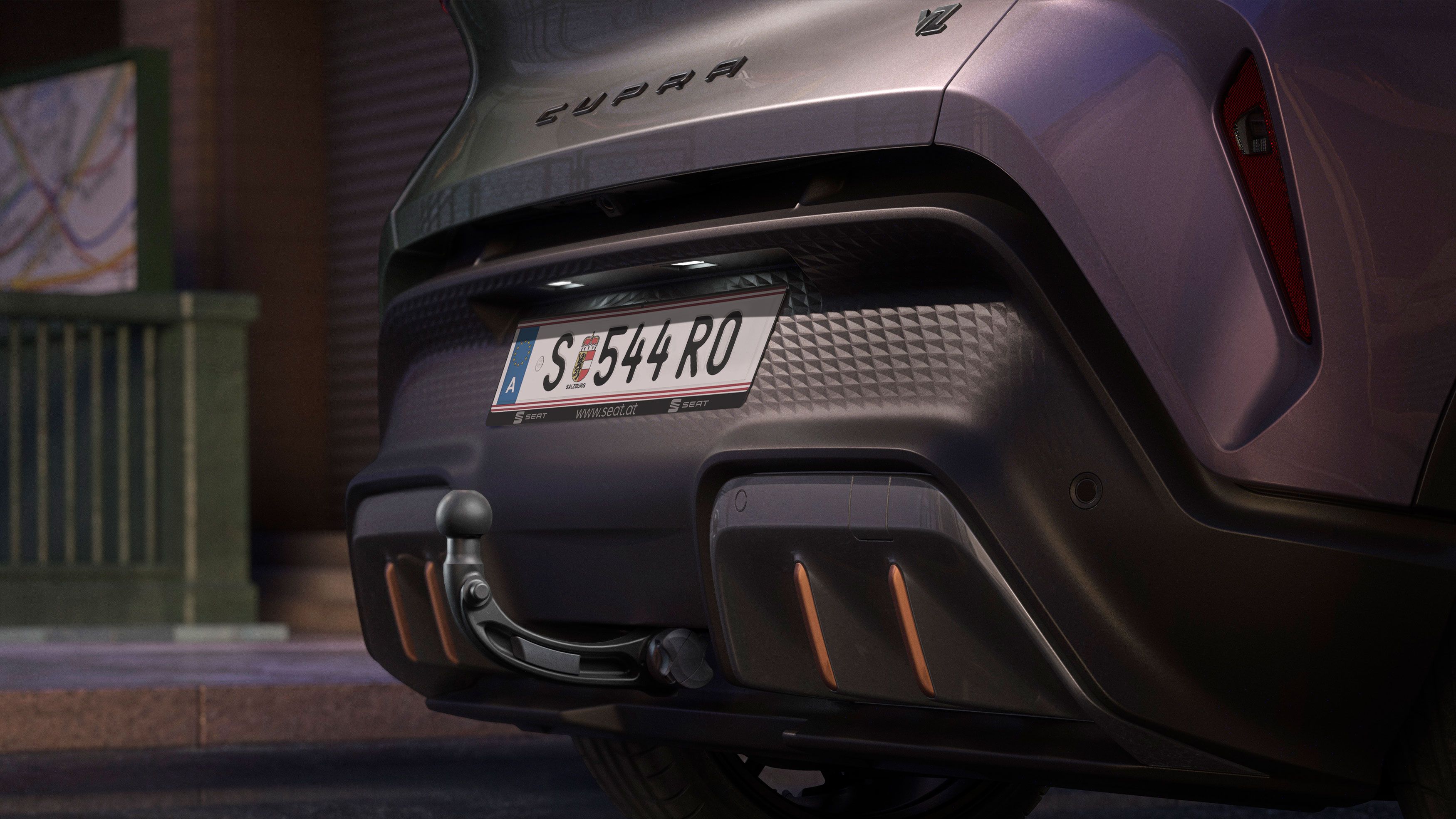 Pohľad na zadné partie modelu CUPRA Raval so zameraním na ťažné zariadenie, jeden z doplnkov vyvinutých špeciálne pre tento model.