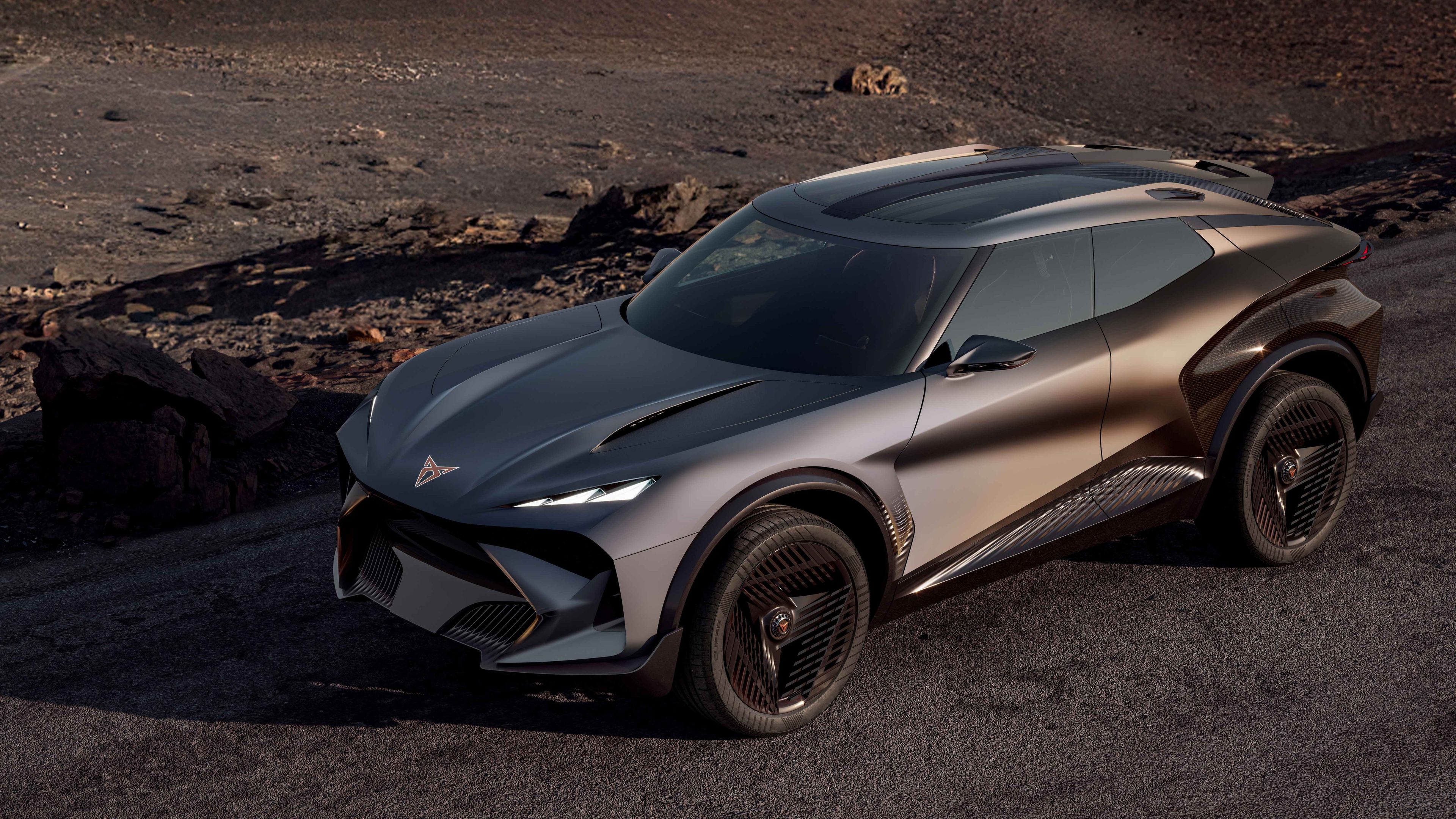 Futuristické, športové SUV CUPRA Tindaya stojí na prašnej ceste uprostred vyprahnutej krajiny.