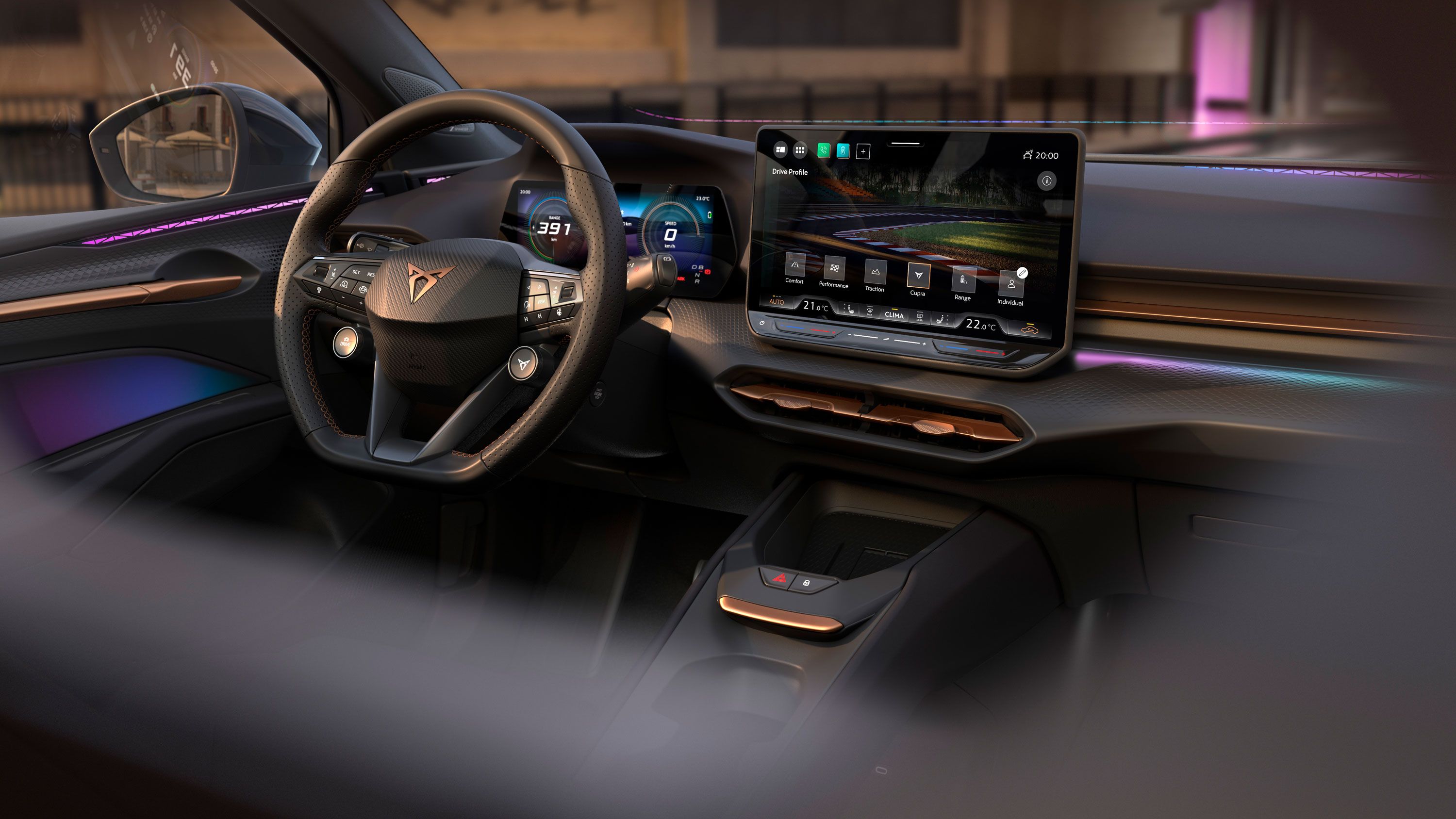 Pohľad na miesto vodiča, prístrojový panel, stredový displej a palubnú dosku v modeli CUPRA Raval.