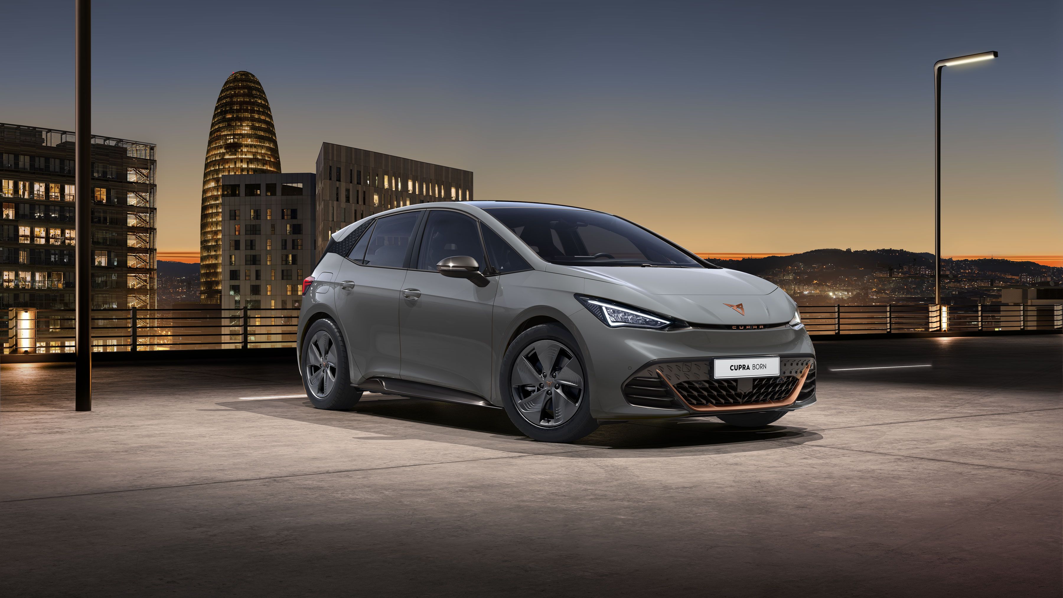 CUPRA Born v sivom lakovaní