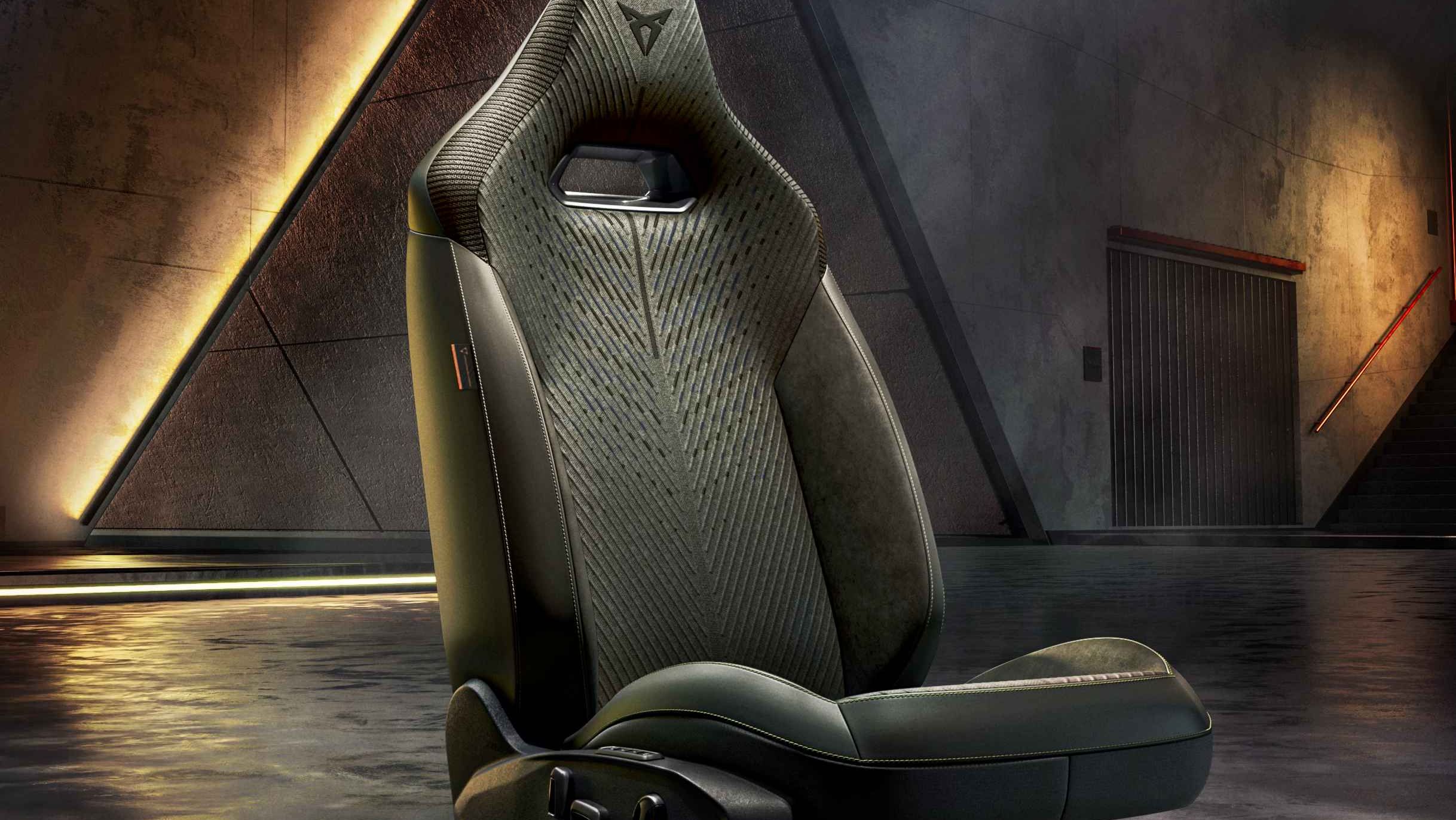 Pohľad na predné sedadlo modelu CUPRA v edícii Tribe.