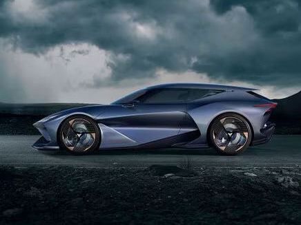 Moderné športové auto zaparkované na tmavej ceste pod zamračenou oblohou. Vyniká futuristickým dizajnom a lesklými kolesami. V pozadí sa nachádza horská krajina.