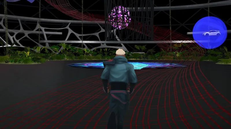 Postava v modrom oblečení kráča po tmavej podlahe s červenými čiarami. Pred ňou sa nachádza futuristická svetelná kruhová projekcia a v pozadí sú vidieť rastliny a svetelné objekty. Nad podlahou sa vznáša holografický obraz vozidla.