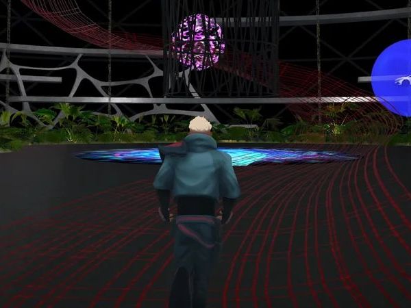 Postava v modrom oblečení kráča po tmavej podlahe s červenými čiarami. Pred ňou sa nachádza futuristická svetelná kruhová projekcia a v pozadí sú vidieť rastliny a svetelné objekty. Nad podlahou sa vznáša holografický obraz vozidla.