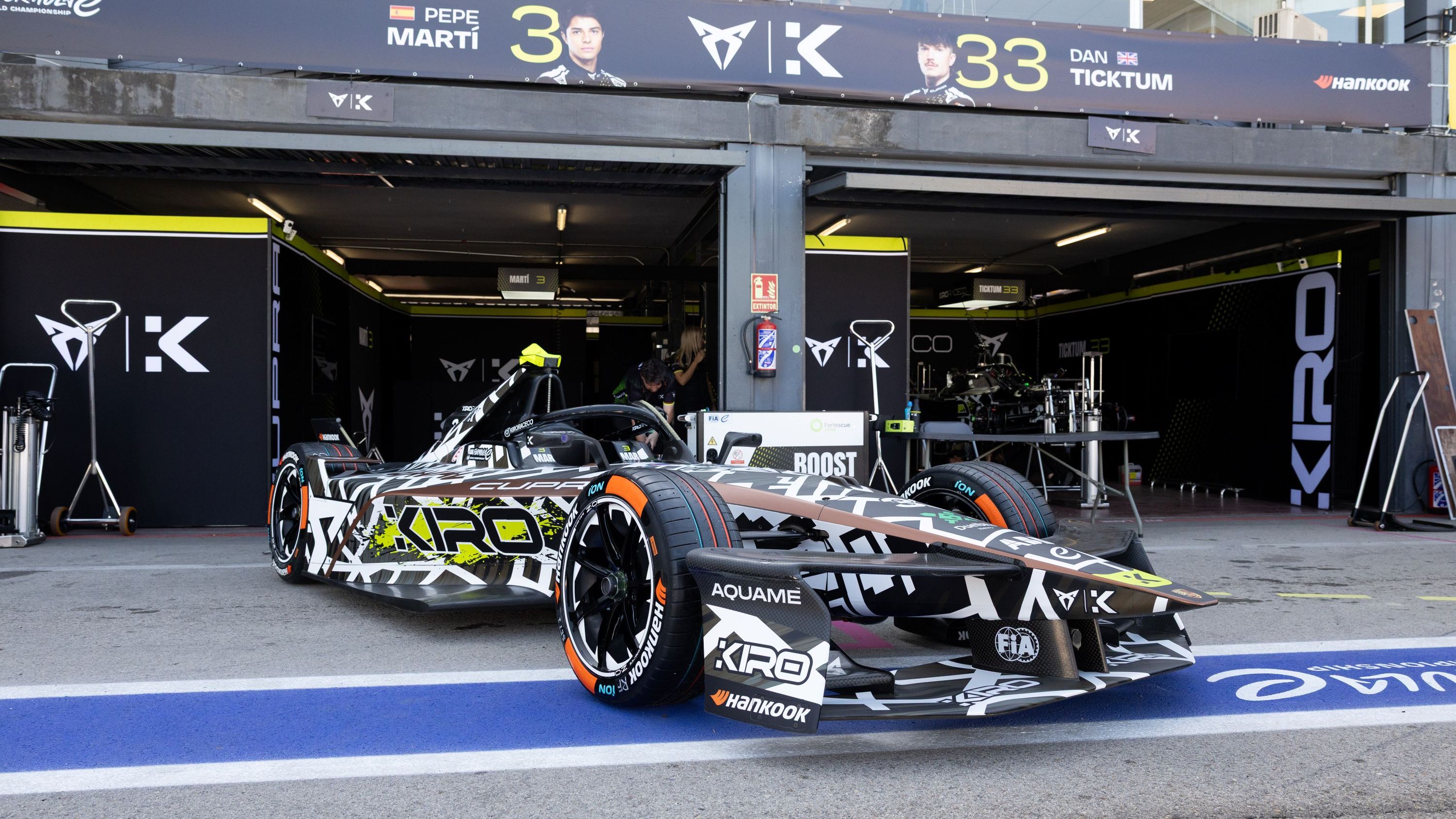 Formula zaparkovaná pre boxom tímu CUPRA.