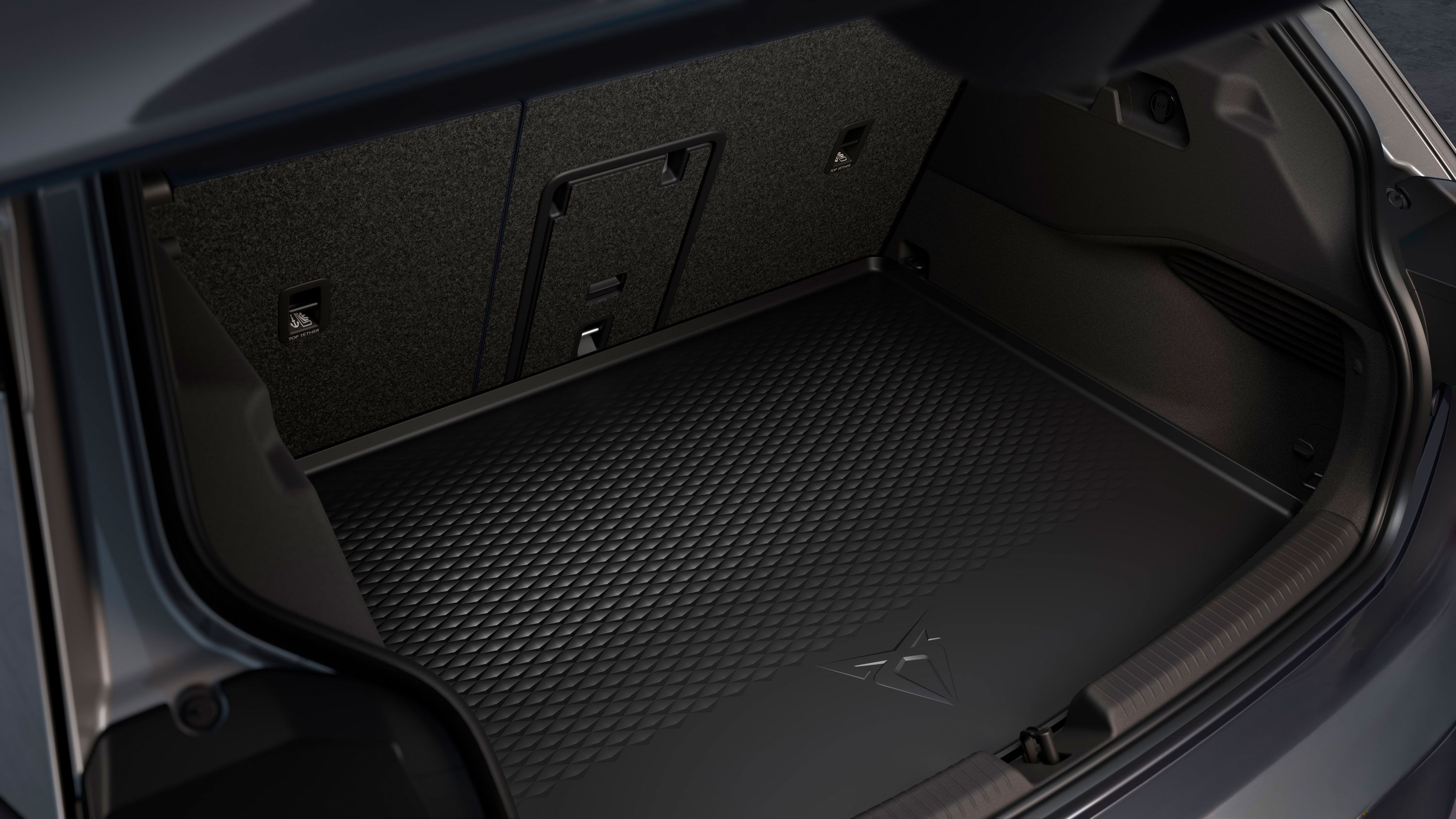 Detailný pohľad na batožinový priestor modelu CUPRA Born s ochrannou rohožou.