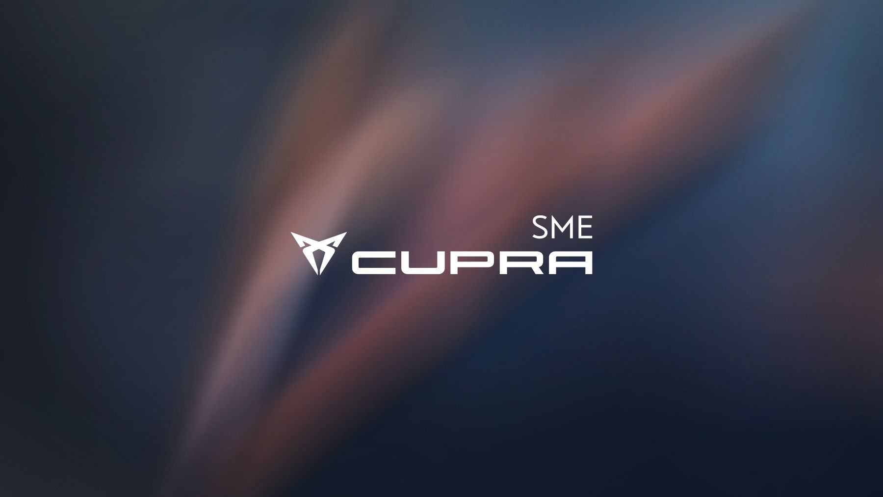 Tmavé pozadie s logom a textom "SME CUPRA" v strede obrázku.