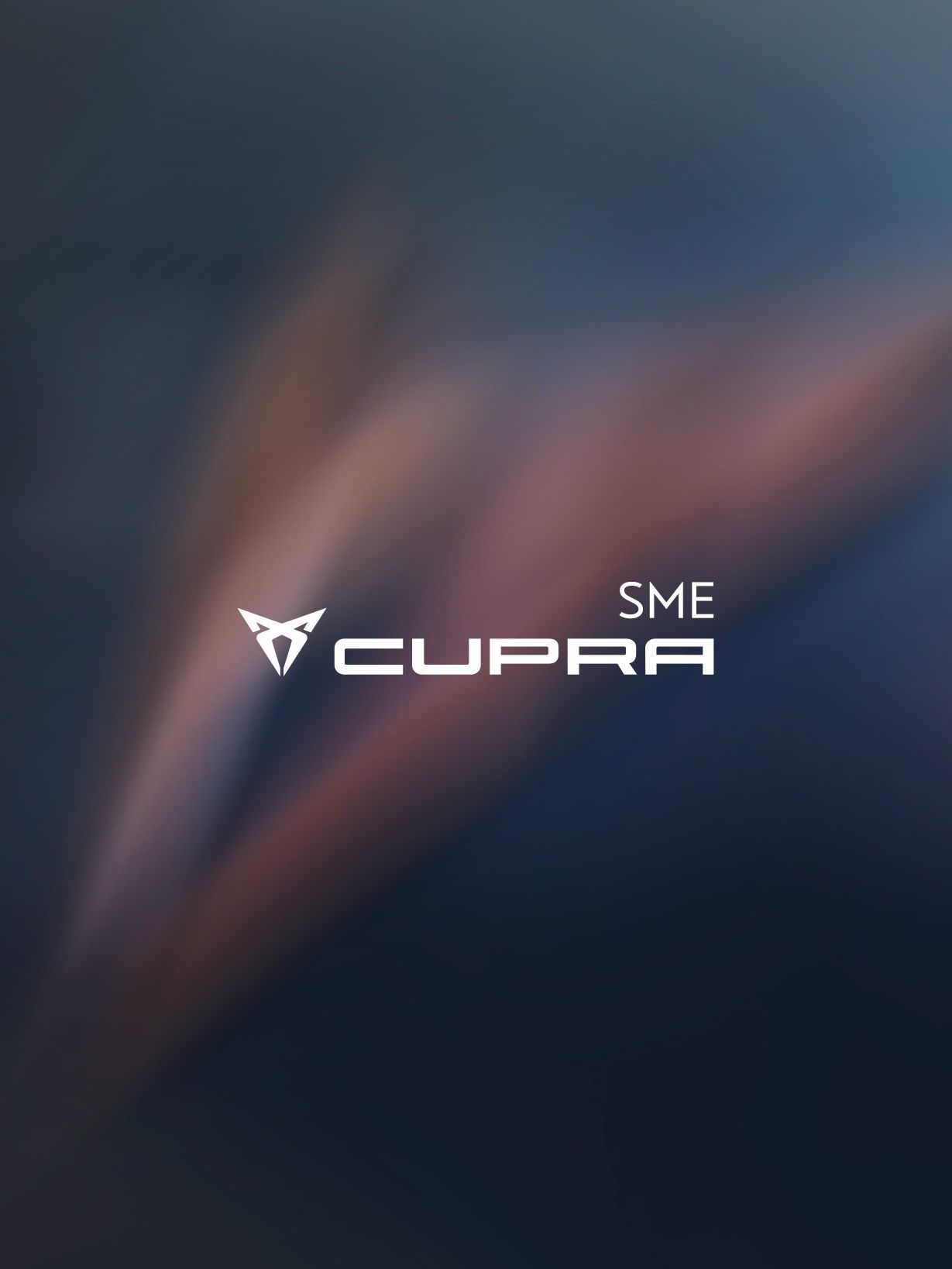 Tmavé pozadie s logom a textom "SME CUPRA" v strede obrázku.