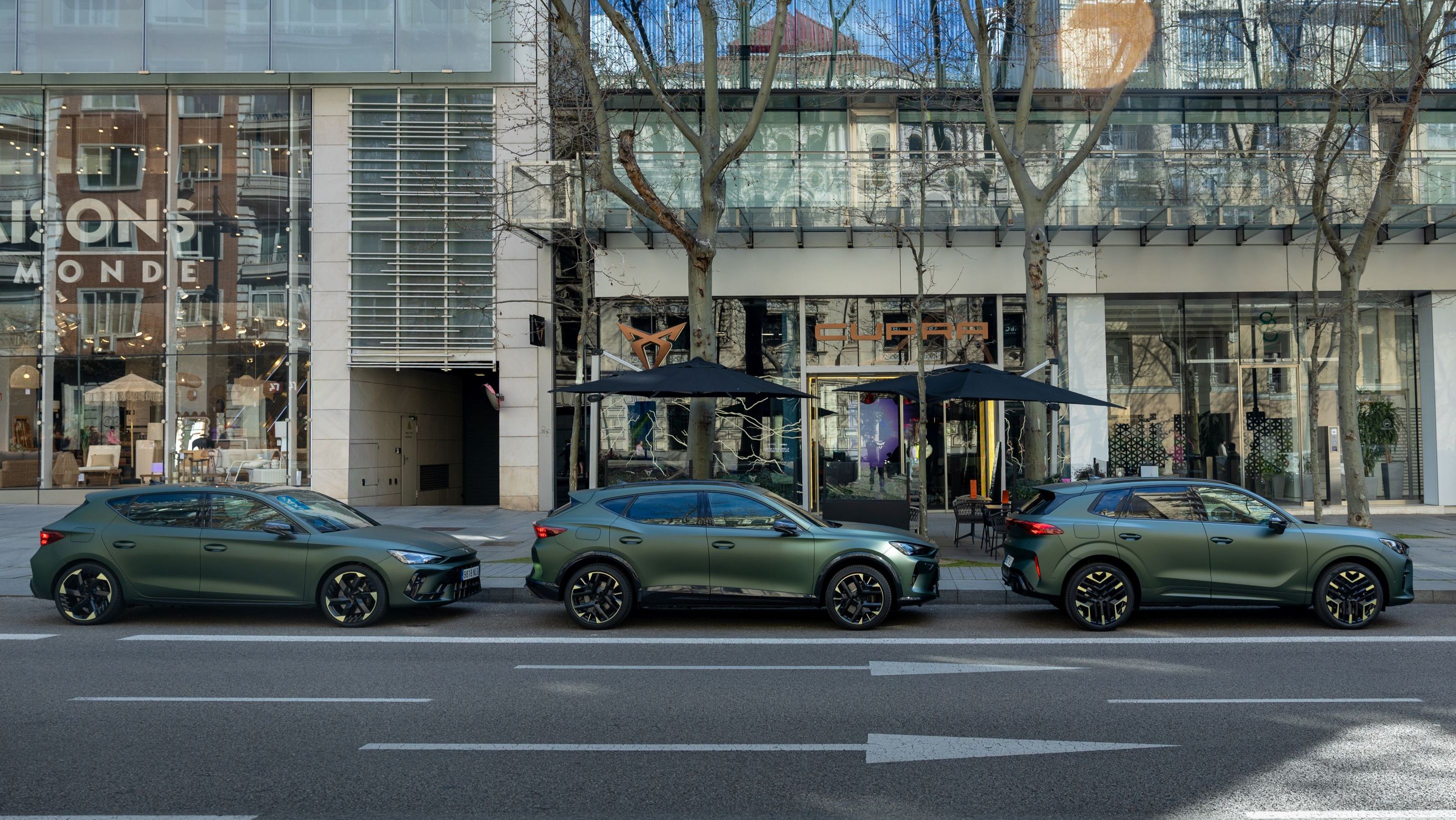 Špeciálne modely CUPRA Tribe Edition: CUPRA Formentor, CUPRA Terramar a CUPRA Leon zaparkované pred luxusnými obchodmi v Madride.