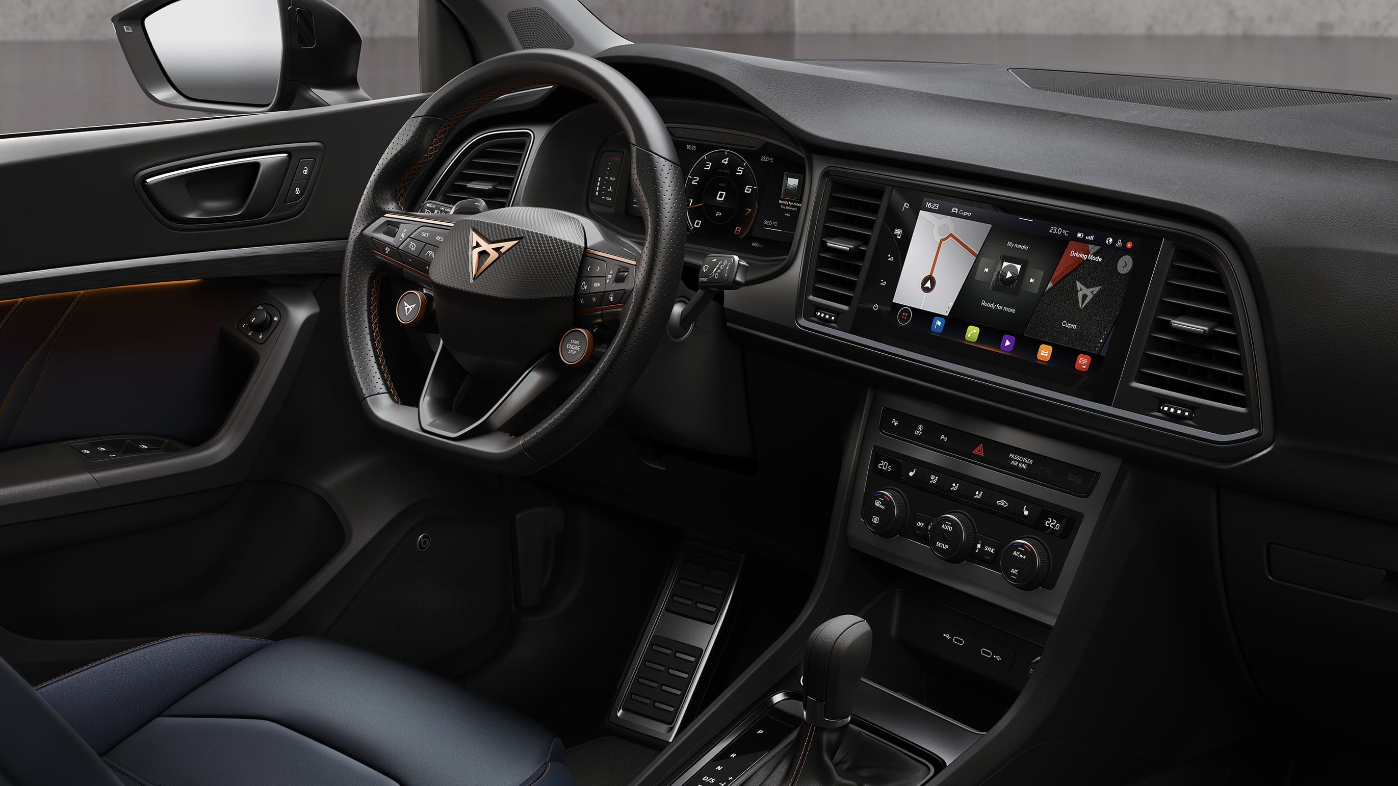 Moderný interiér automobilu zameraný na multifunkčný volant, palubnú dosku a stredovú konzolu s displejom systému infotainment. Na displeji sú zobrazené rôzne aplikácie a ovládacie prvky. Sedadlo vodiča je vyrobené z tmavej kože.