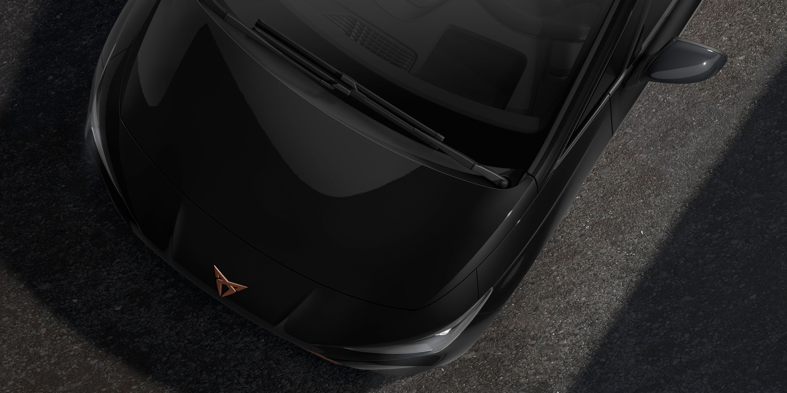 Detailný pohľad na model CUPRA Born v odtieni polnočná čierna metalíza.