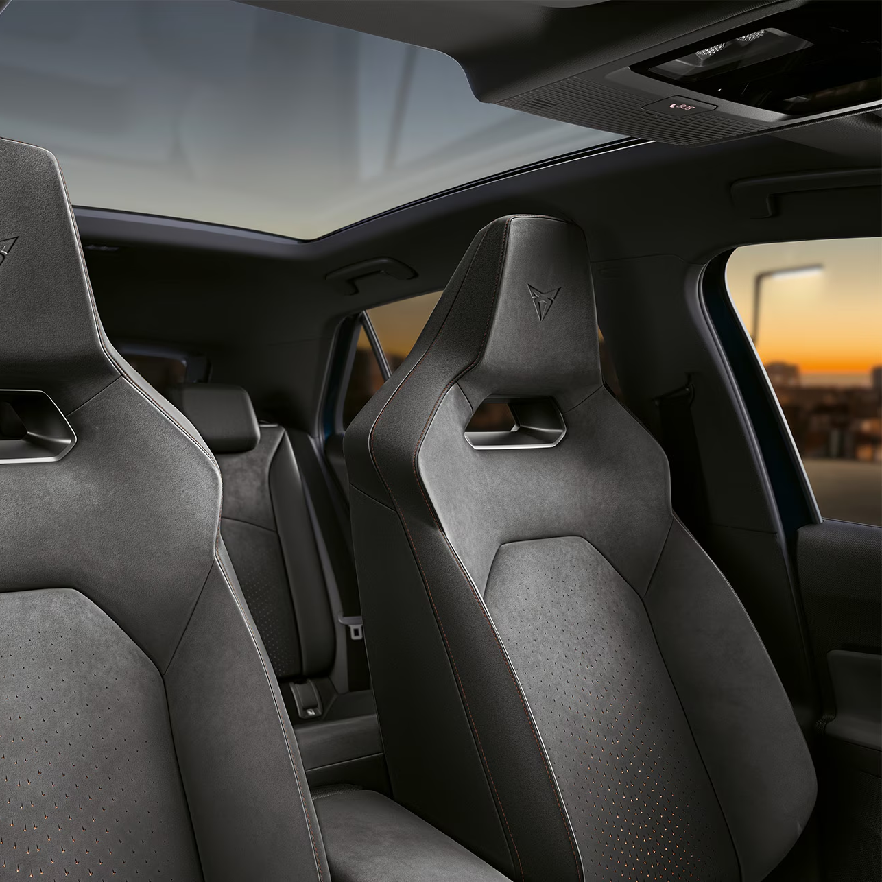 Pohľad na sedadlá v interiéri s strešným oknom.