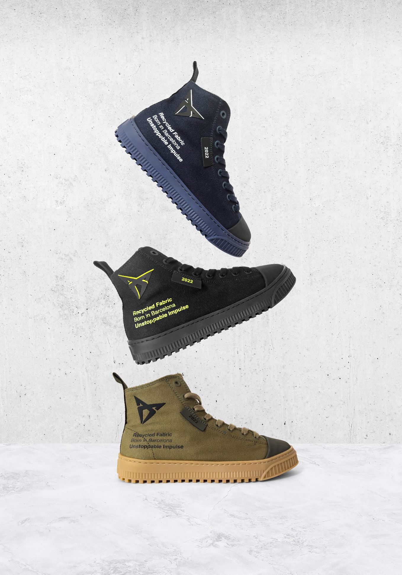 Tri tenisky rôznych farieb sú zobrazené vo vertikálnej línii. Horná je tmavomodrá, stredná je čierna a spodná je olivovo zelená. Tenisky majú zvýraznené vety na bočných stranách.