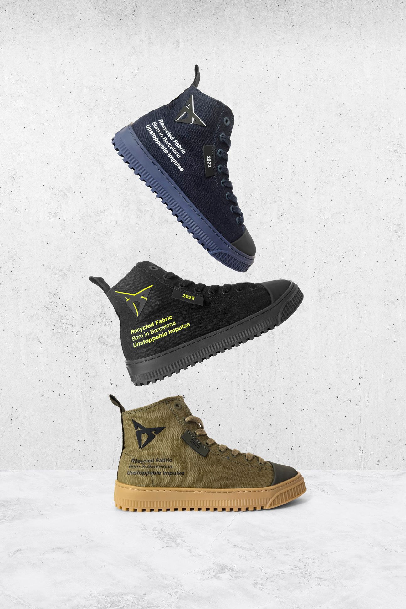 Tri tenisky rôznych farieb sú zobrazené vo vertikálnej línii. Horná je tmavomodrá, stredná je čierna a spodná je olivovo zelená. Tenisky majú zvýraznené vety na bočných stranách.