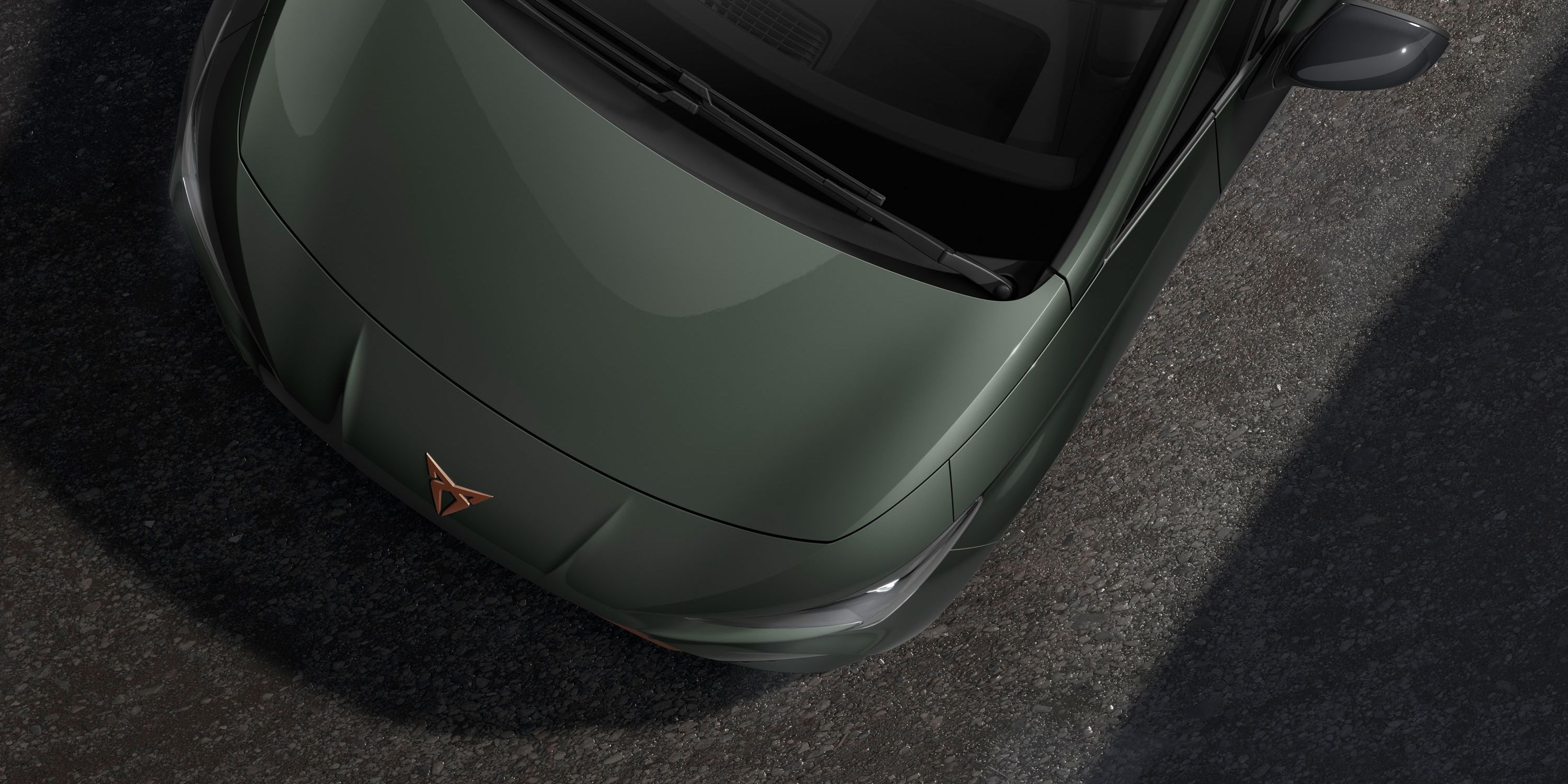 Detailný pohľad na model CUPRA Born v odtieni Dark Forest metalíza.