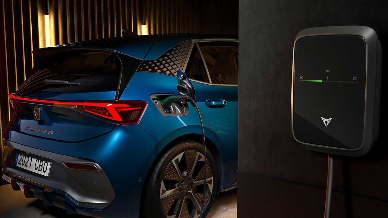 CUPRA Born sa nabíja prostredníctvom domácej nabíjacej stanice v garáži.