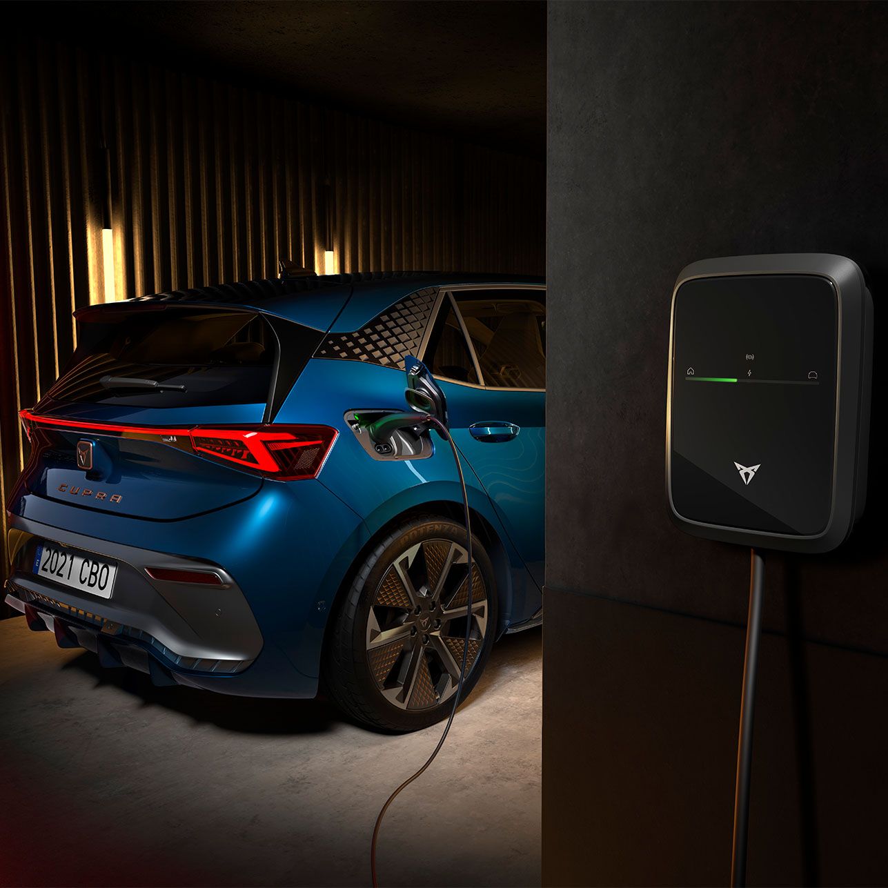 CUPRA Born sa nabíja prostredníctvom domácej nabíjacej stanice v garáži.