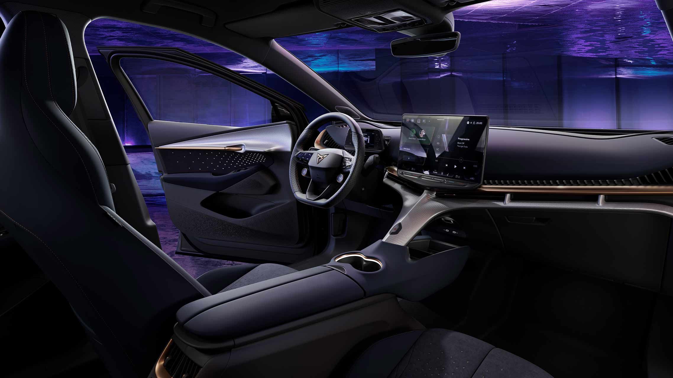 Moderný interiér automobilu s osvetlením a futuristickým dizajnom. V strede je veľký dotykový displej a elegantný volant. Po stranách sú luxusné kožené sedadlá.