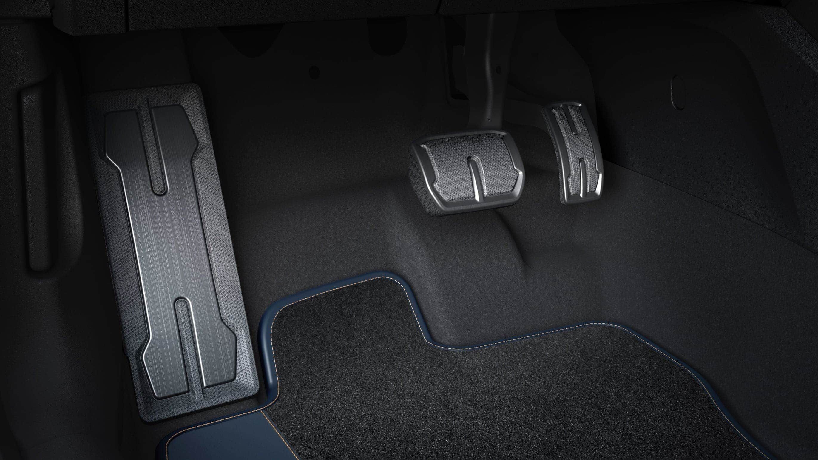 Pohľad do interiéru auta na hliníkové pedále.