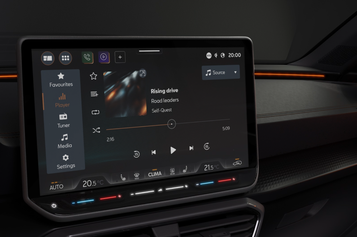 Dotykový displej systému infotainment v interiéri auta zobrazuje možnosti prehrávania hudby, nastavenia klimatizácie a ďalšie ovládacie prvky. Na displeji je zobrazená skladba s názvom "Rising Drive". Ambientné osvetlenie lemuje palubnú dosku..