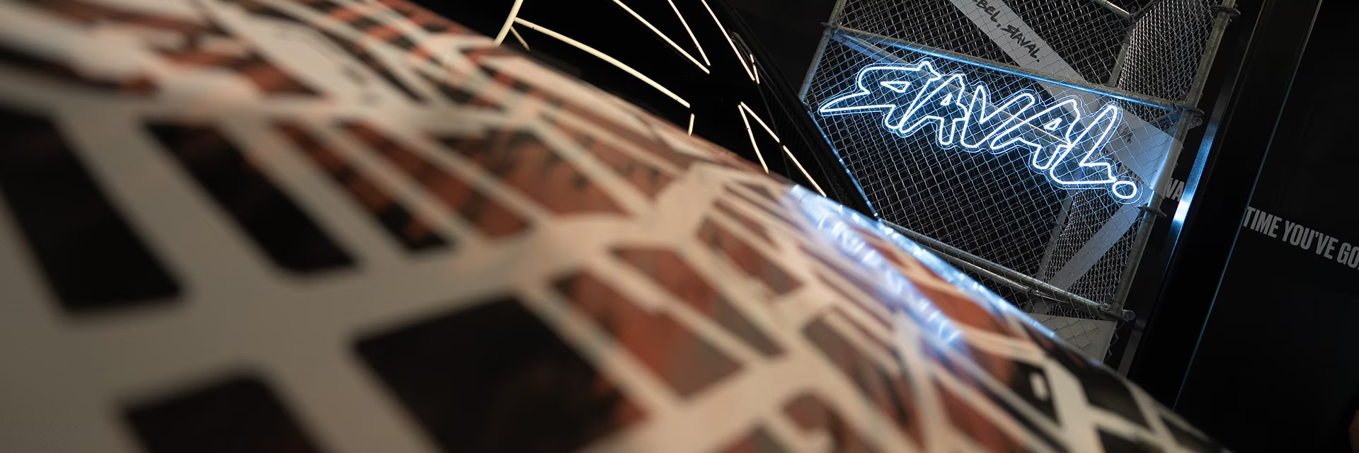 Strecha Raval s jasným logom Raval v pozadí