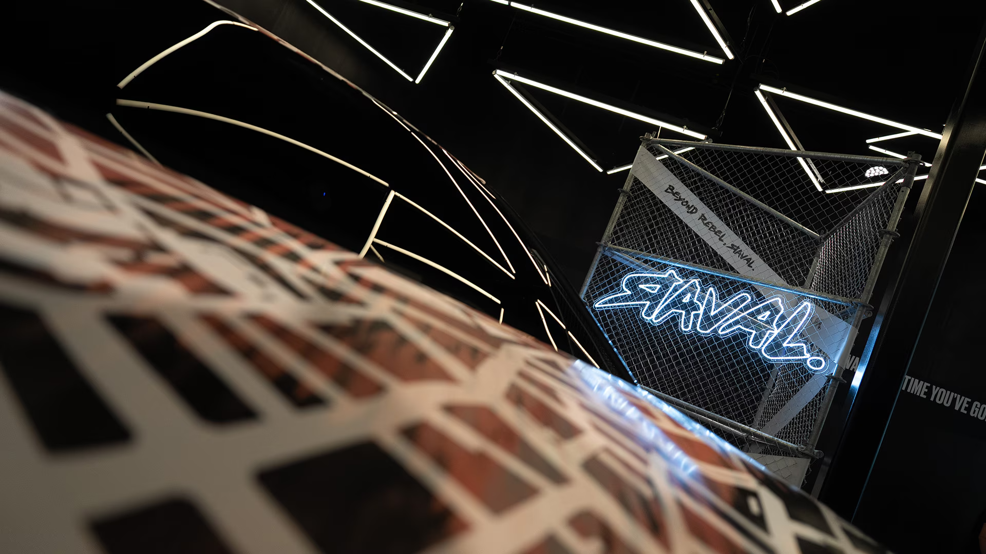 Strecha Raval s jasným logom Raval v pozadí