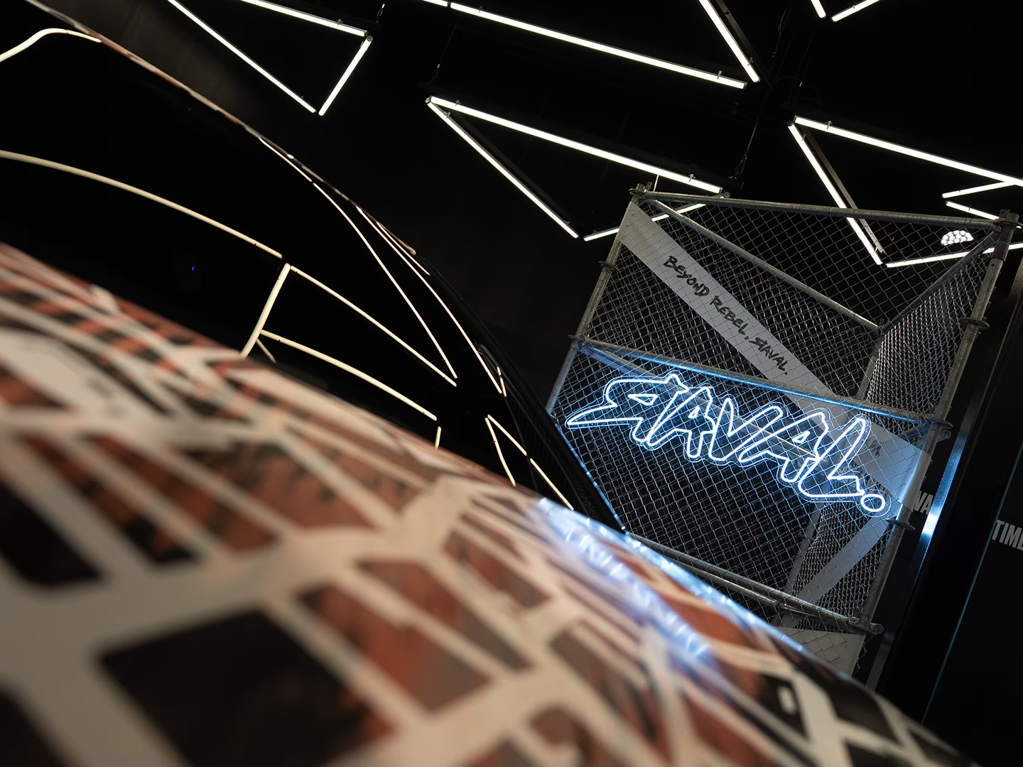 Strecha Raval s jasným logom Raval v pozadí