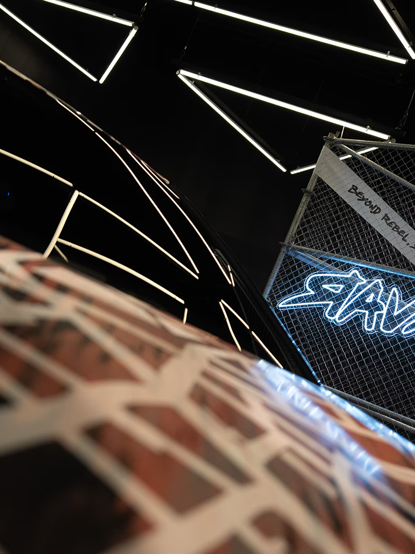 Strecha Raval s jasným logom Raval v pozadí