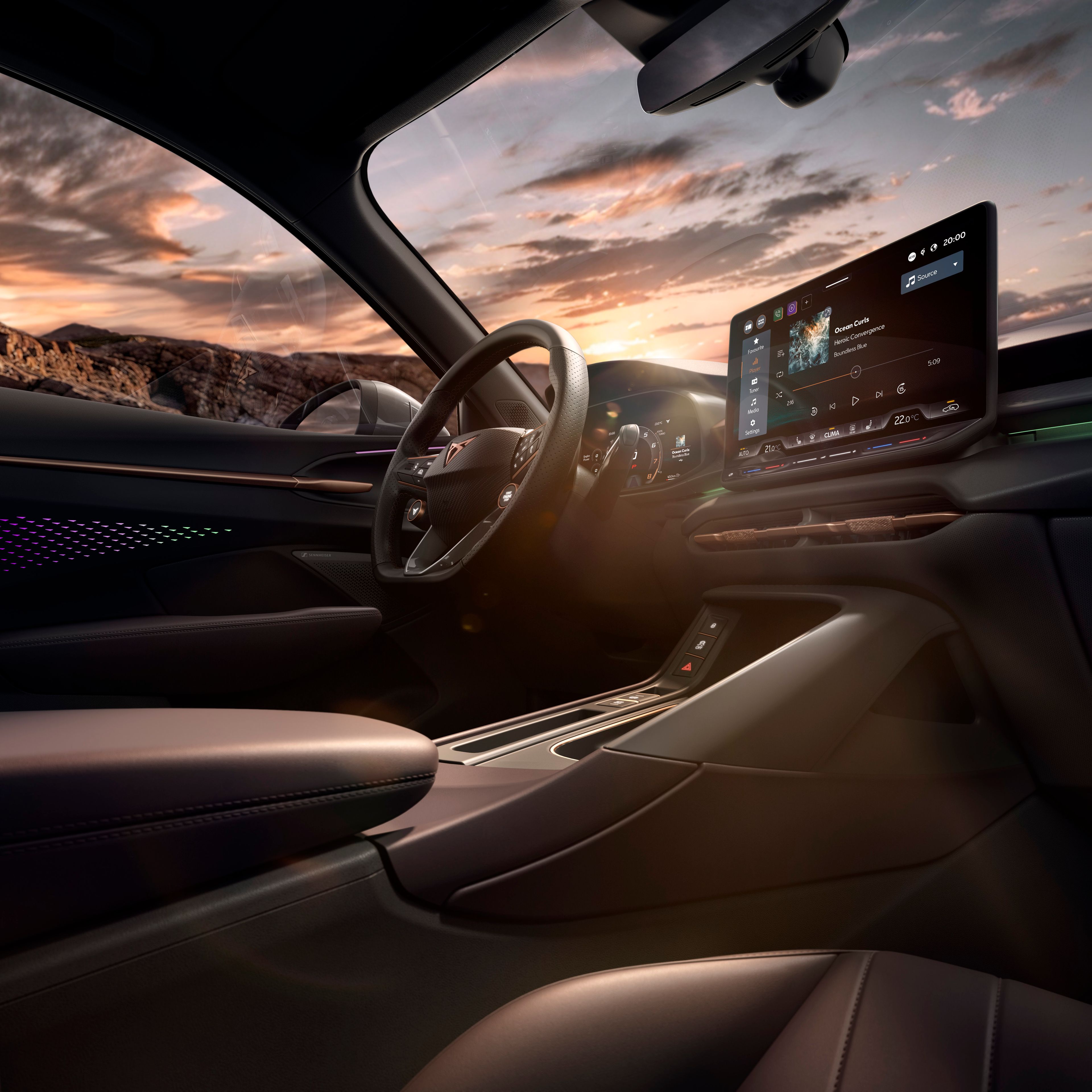 Interiér moderného automobilu s krásnym svetlom počas západu slnka. Stredová konzola delí priestor vodiča spolujazdca. V palubnej doske je dotykový displej systému infotainment. Za volantom je digitálny prístrojový panel. Sedadlá sú pohodlné a elegantné.