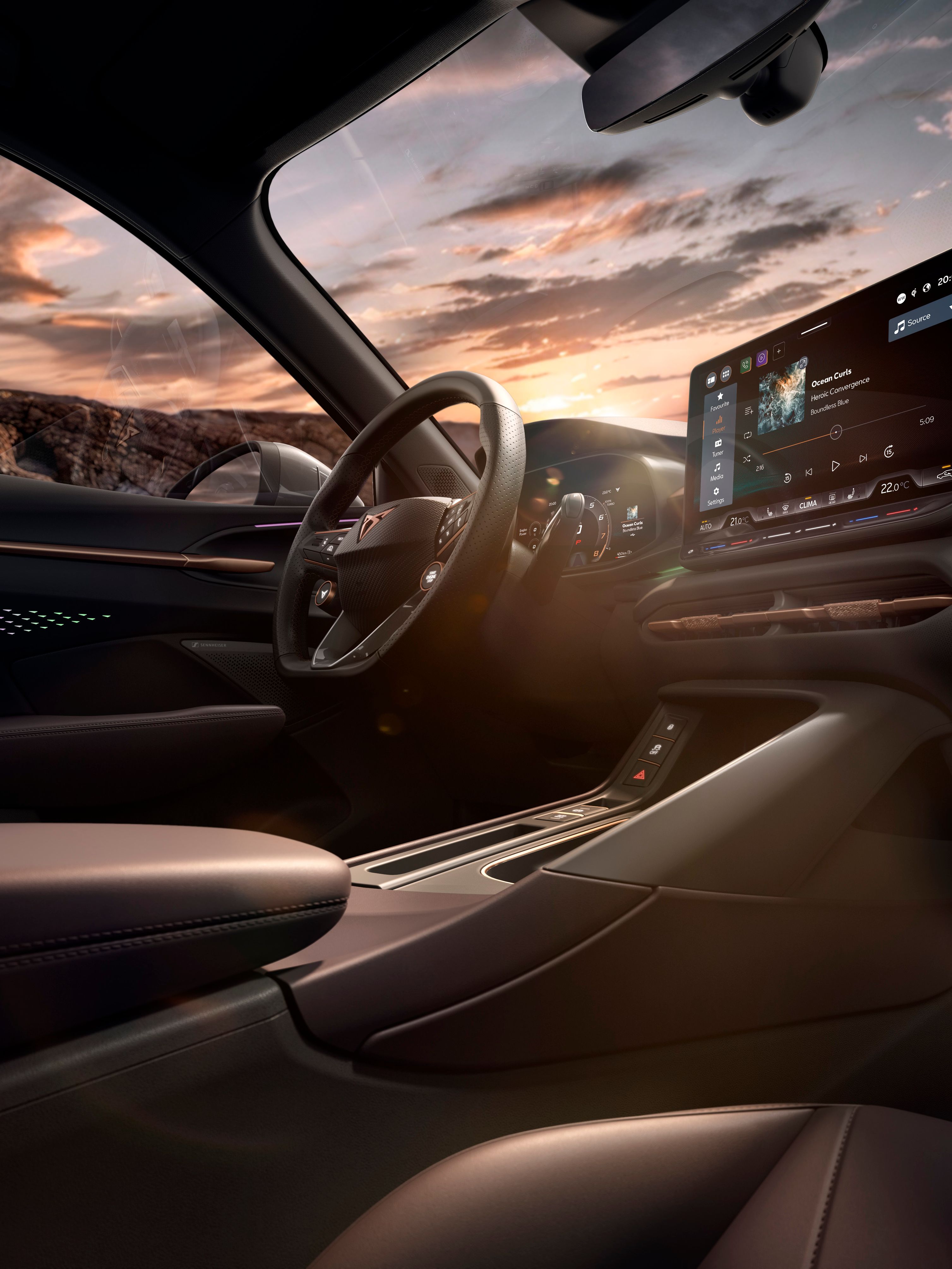 Interiér moderného automobilu s krásnym svetlom počas západu slnka. Stredová konzola delí priestor vodiča spolujazdca. V palubnej doske je dotykový displej systému infotainment. Za volantom je digitálny prístrojový panel. Sedadlá sú pohodlné a elegantné.