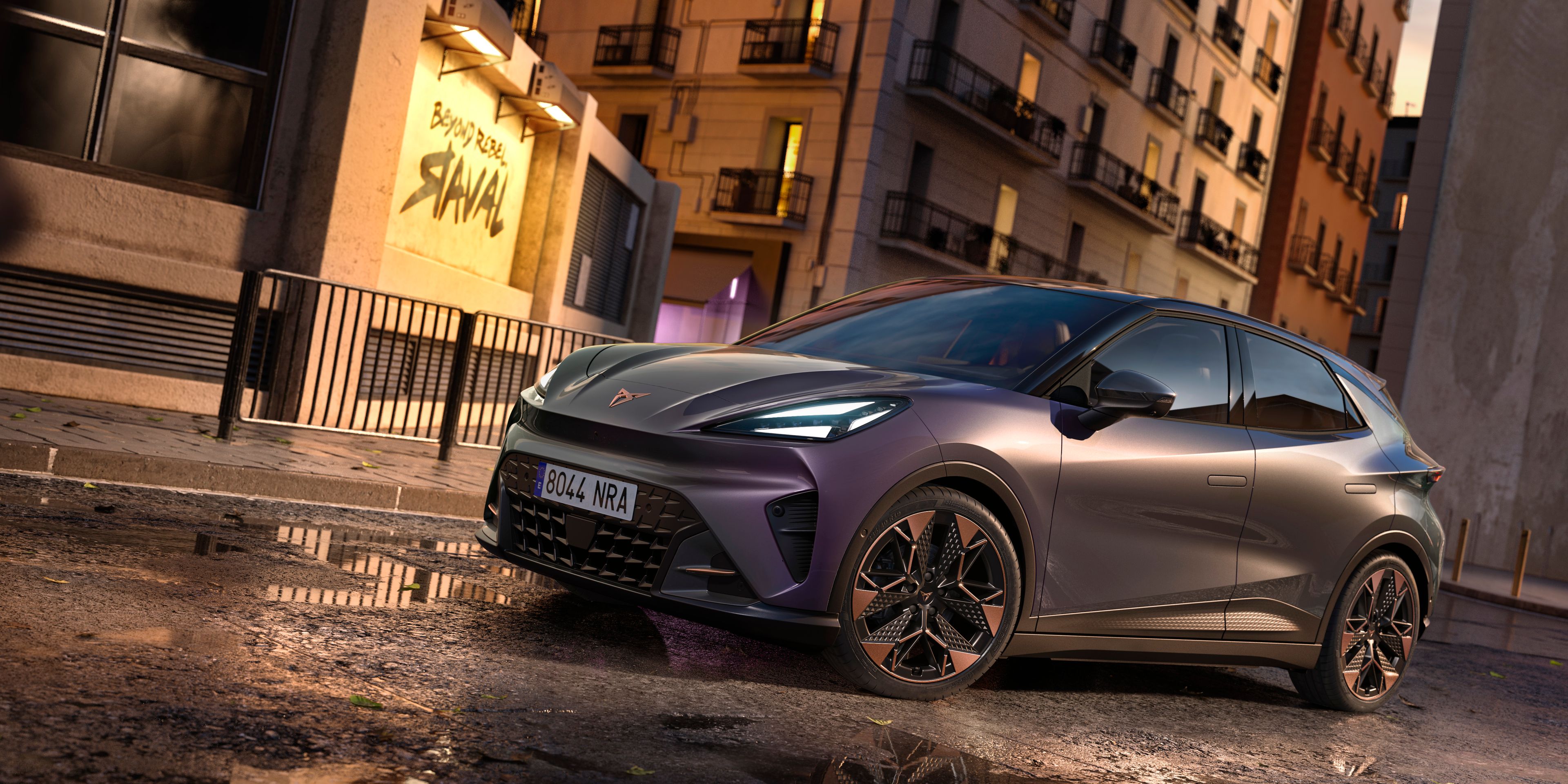 CUPRA Raval VZ v prevedení Plasma stojí na ulici v mestskom prostredí.
