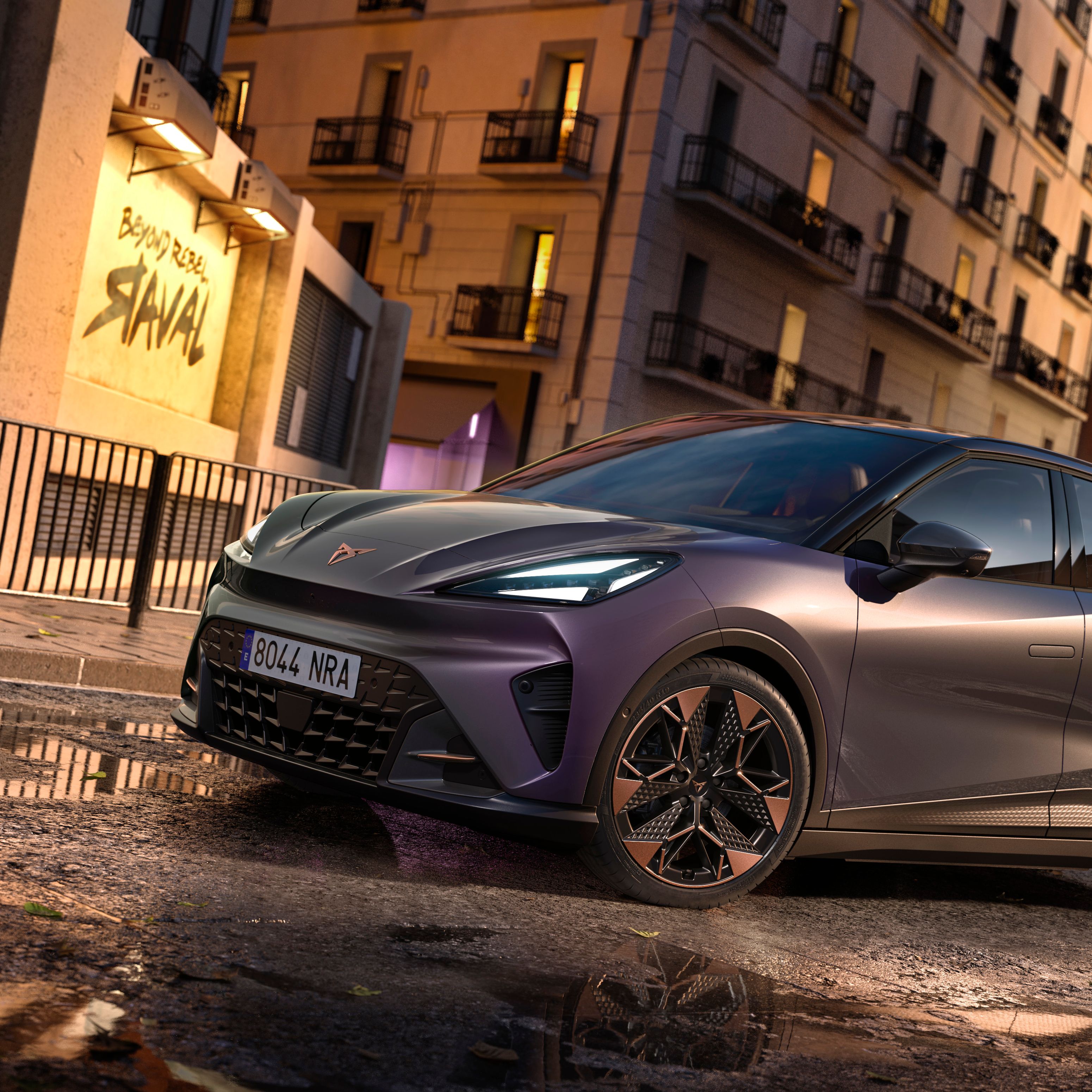 CUPRA Raval VZ v prevedení Plasma stojí na ulici v mestskom prostredí.