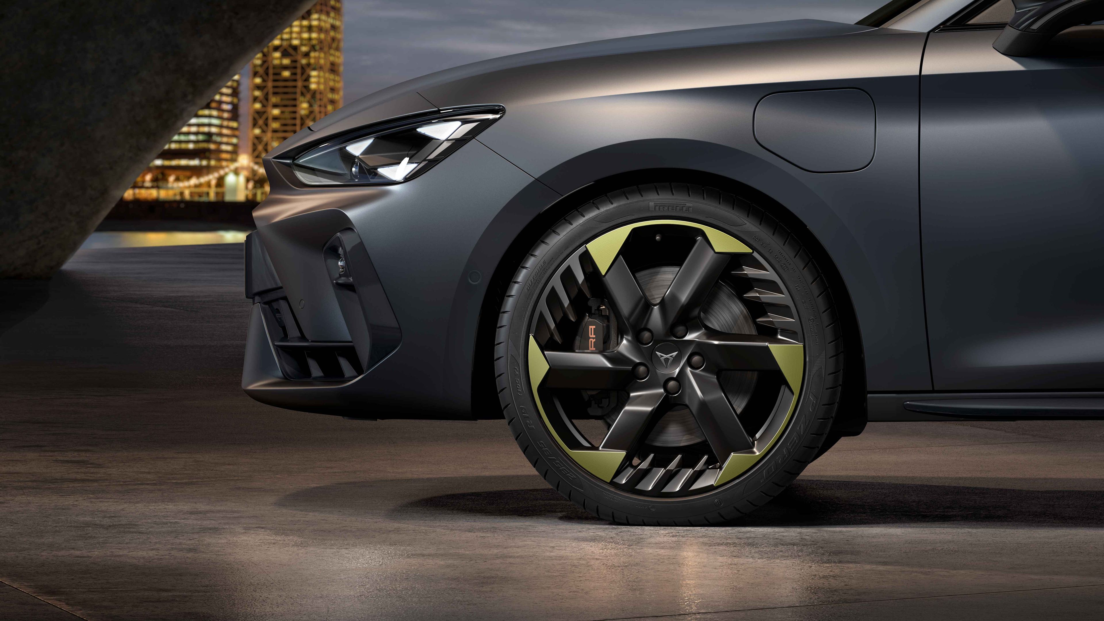 Detail na dizajnový disk modelu CUPRA so zelenou aplikáciou.