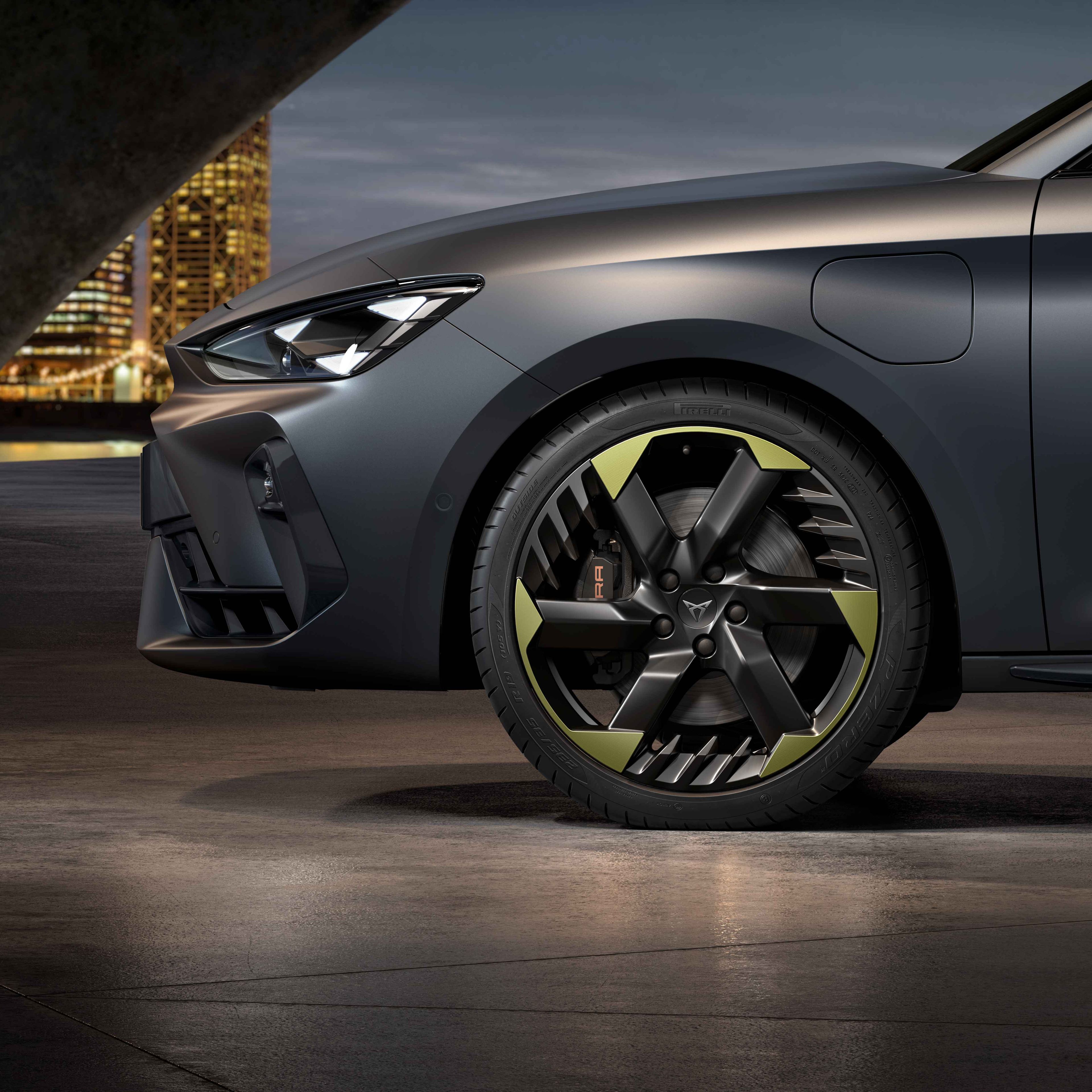 Detail na dizajnový disk modelu CUPRA so zelenou aplikáciou.