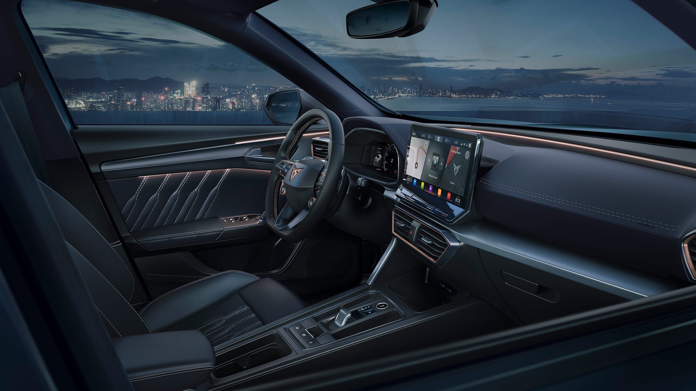 Priestranný interiér moderného vozidla s výhľadom na nočné mesto v pozadí. Palubná doska má veľký dotykový displej systému infotainment a digitálny prístrojový panel. Elegantné čierne kožené sedadlá s jemným prešívaním ladia s prémiovou palubnou doskou.