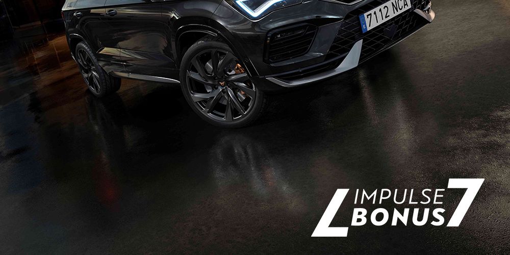 Čierne SUV CUPRA Ateca zaparkované v modernom priestore s tmavou architektúrou. V spodnej časti obrázka je nápis "Impulse Bonus 7". Pozadie je tmavé a reflexné.