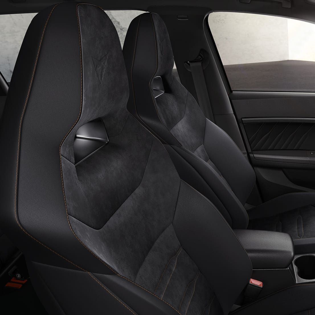 Pohľad na predné čierne sedadlá vpredu. Sedadlá majú moderný dizajn a ergonomický tvar.