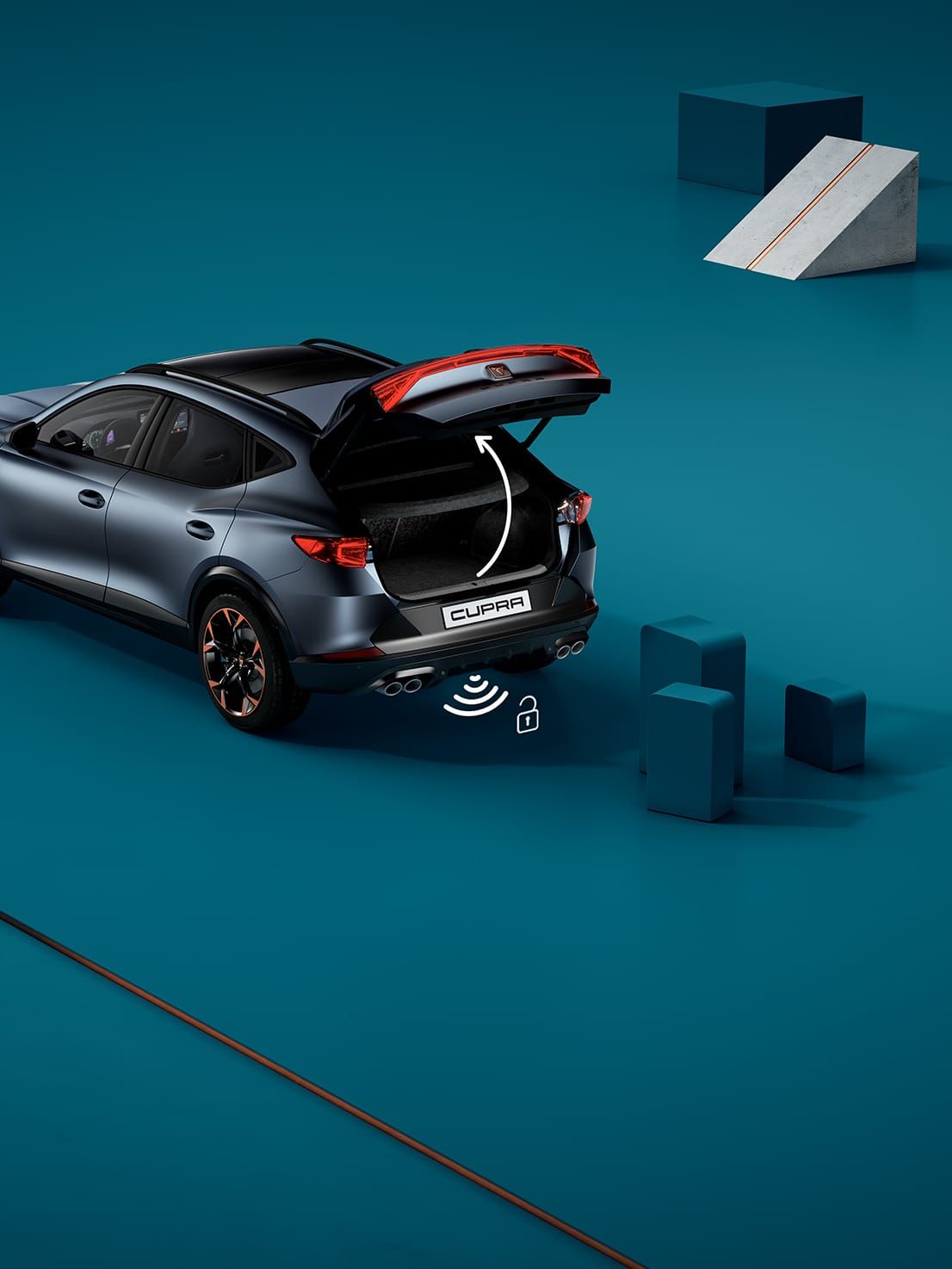 Auto CUPRA so zdvihnutými zadnými dverami na modrom pozadí s grafickými prvkami, ako napríklad stĺpy a rampa. Kufor auta má označenie o technológii bezdotykového otvárania.